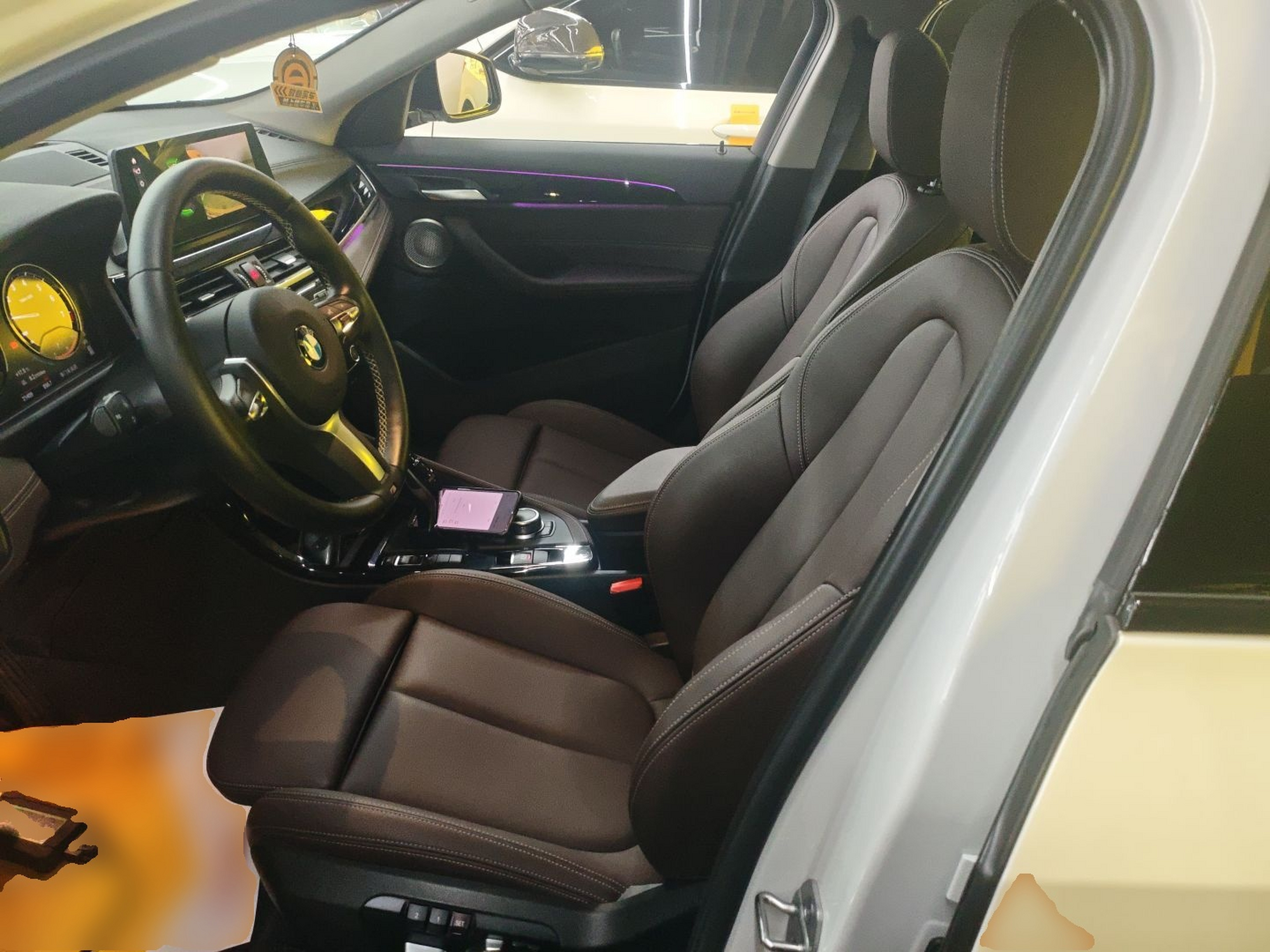 Переднее сиденье в автомобиле