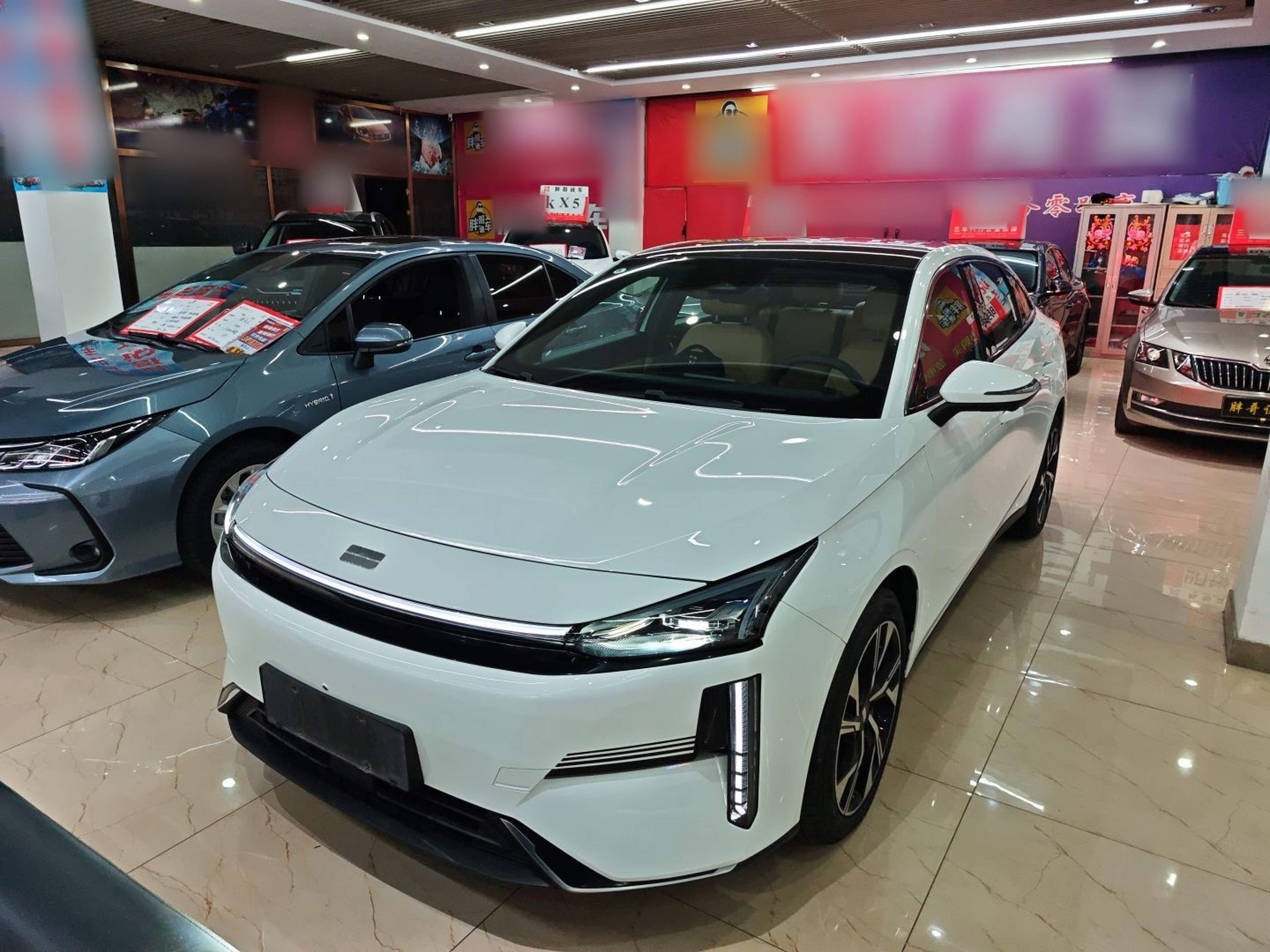 تحت مقدمة السيارة