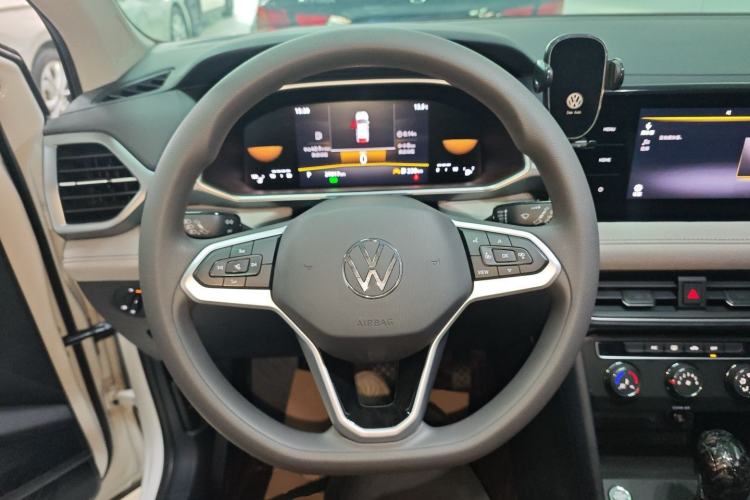 Used Volkswagen Tharu 2023 300TSI Two-Wheel-Drive Crescent Edition
