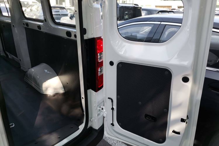 Used Wuling Yangguang 2024 300KM Comfort Version Passenger Van 75kW
