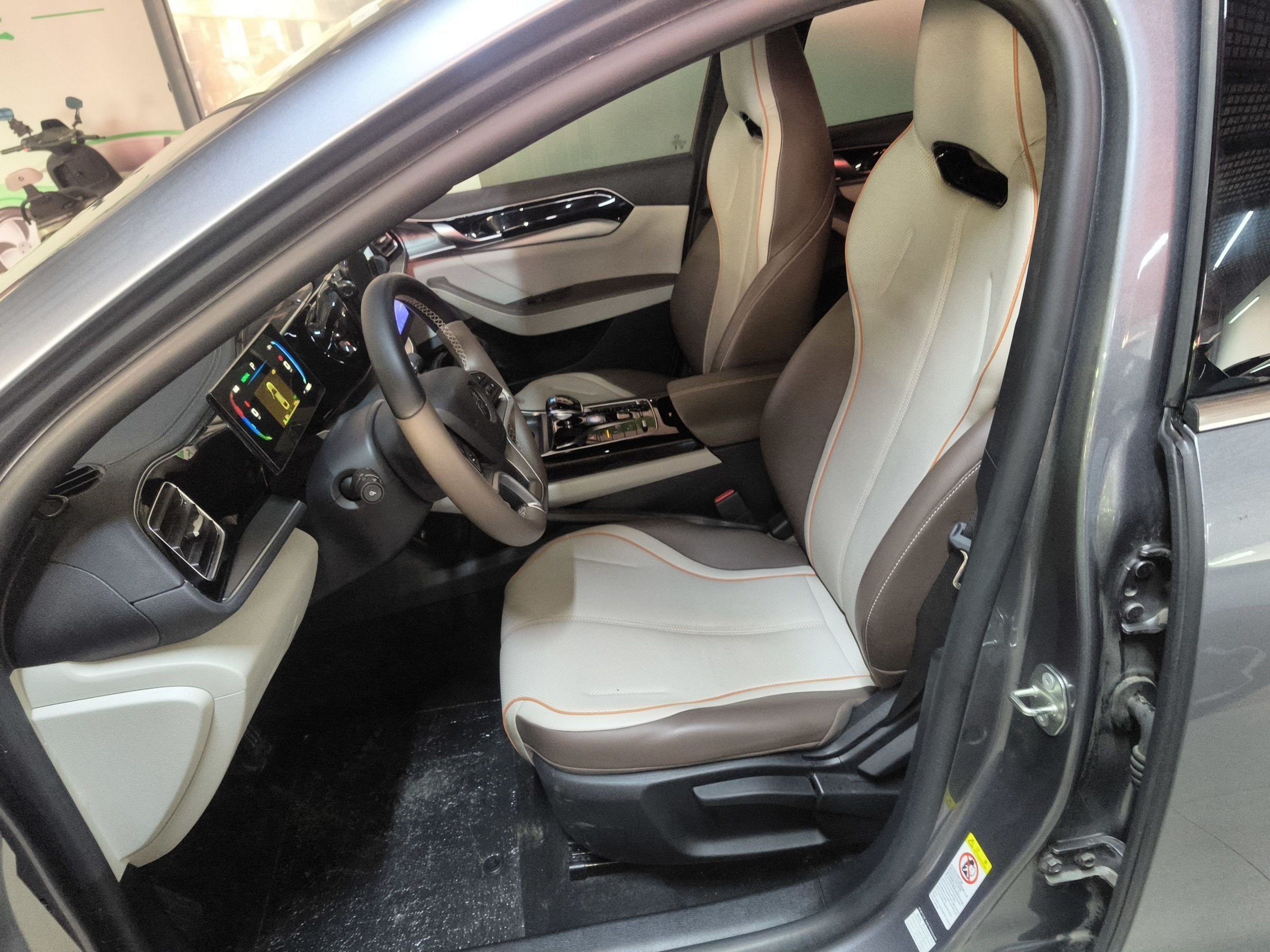 Переднее сиденье в автомобиле