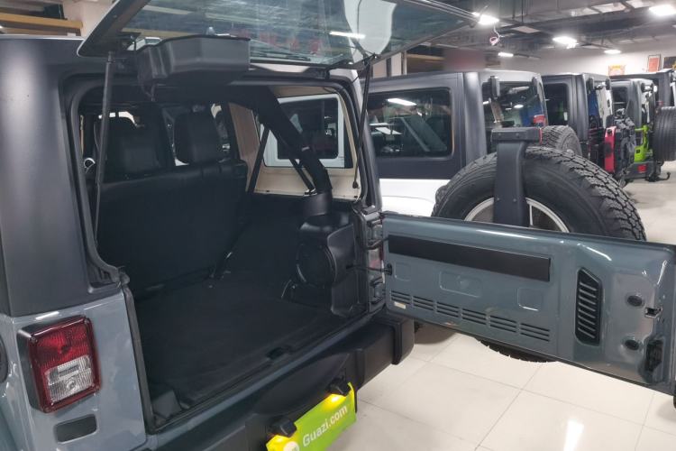 Used  Wrangler 2013 3.6L Sahara Four-Door Edition
