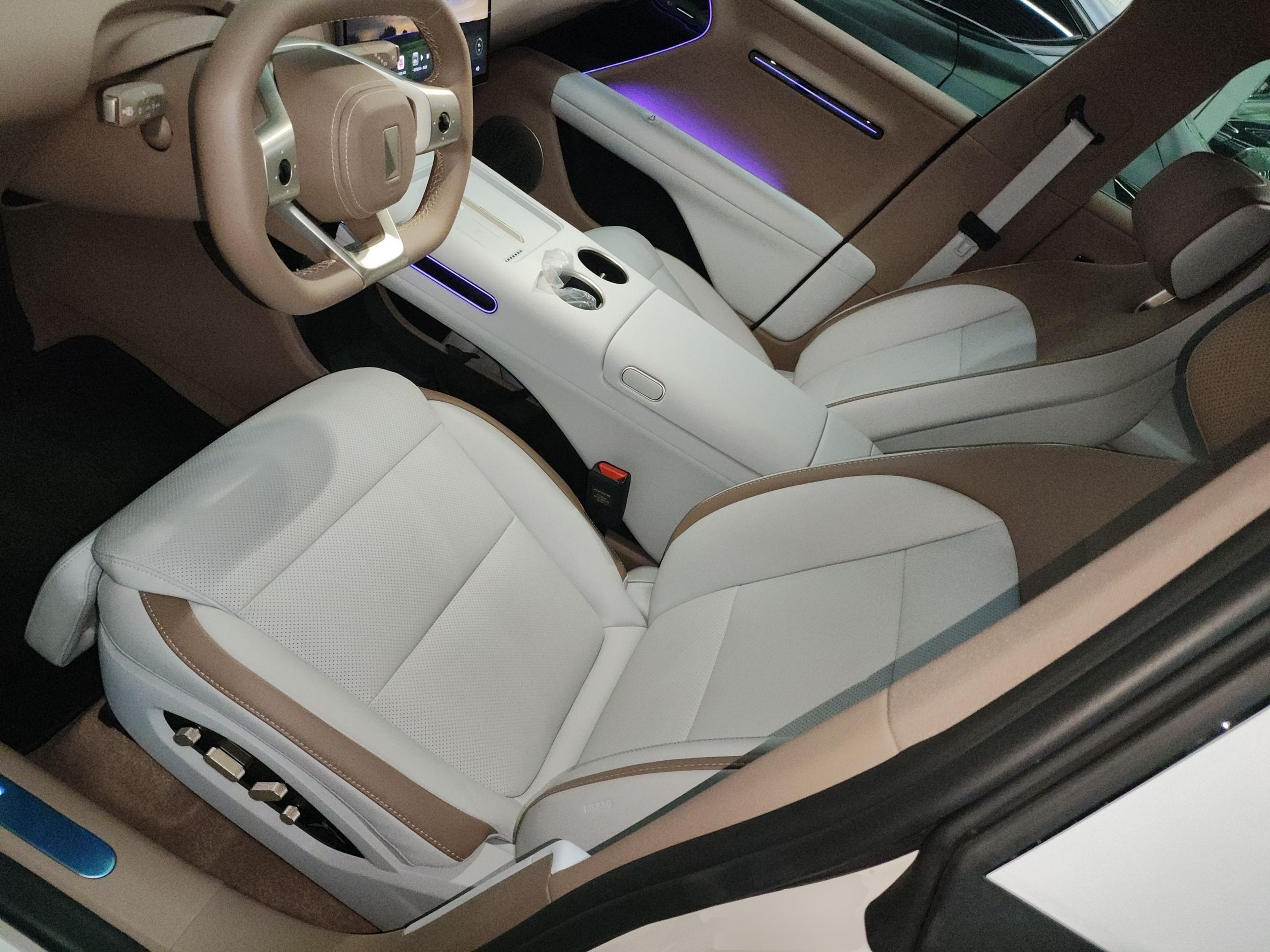 المقاعد الأمامية داخل السيارة