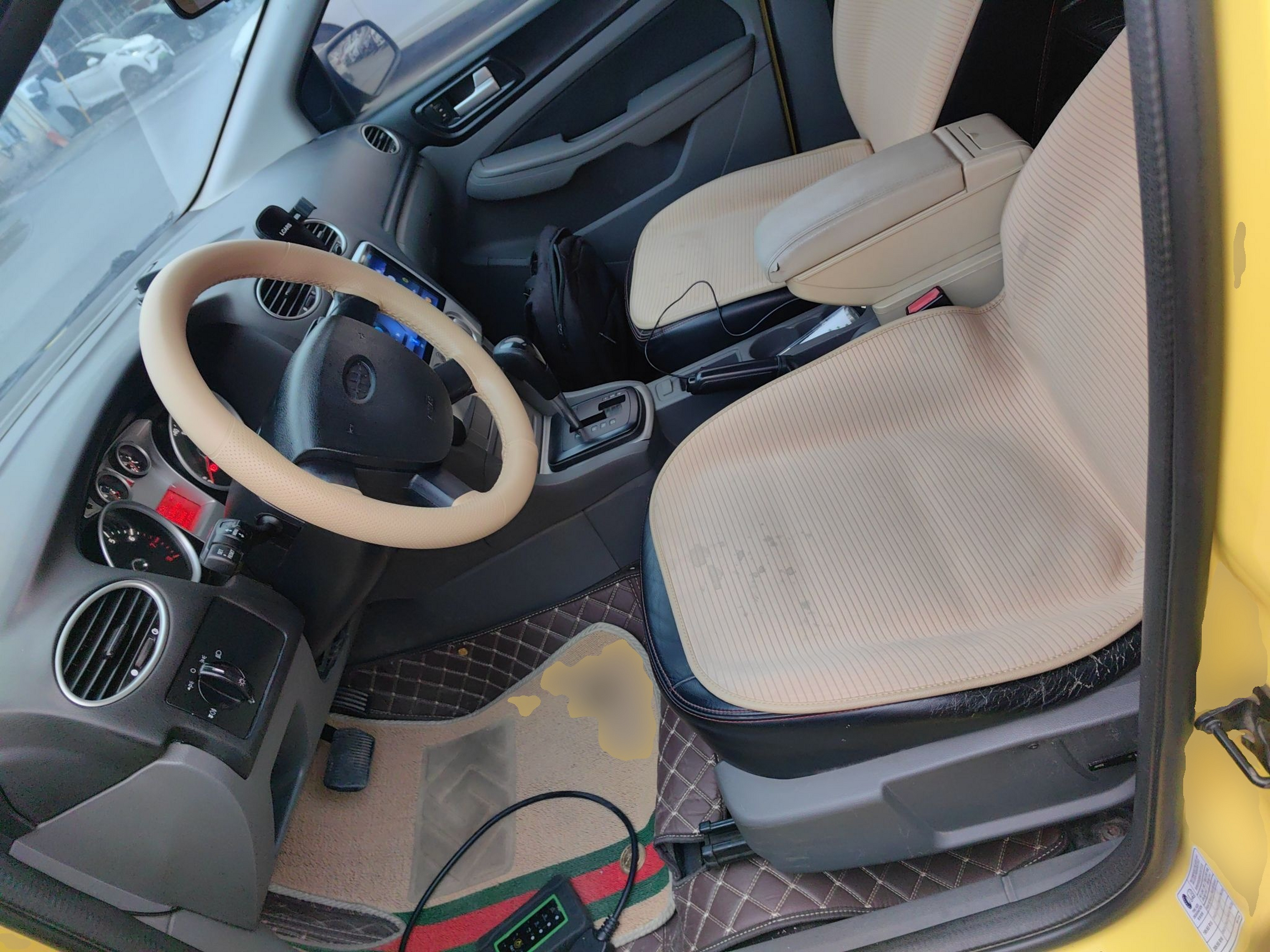 المقاعد الأمامية داخل السيارة