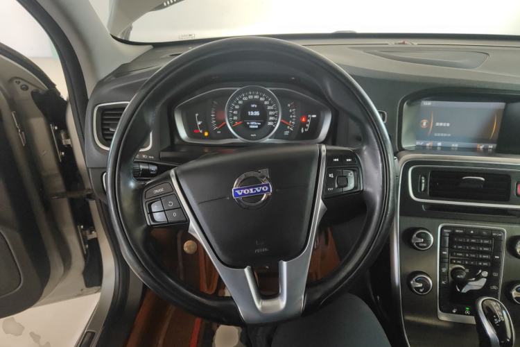 Used Volvo S60 2014 S60L 2.0T Zhiyuan Edition
