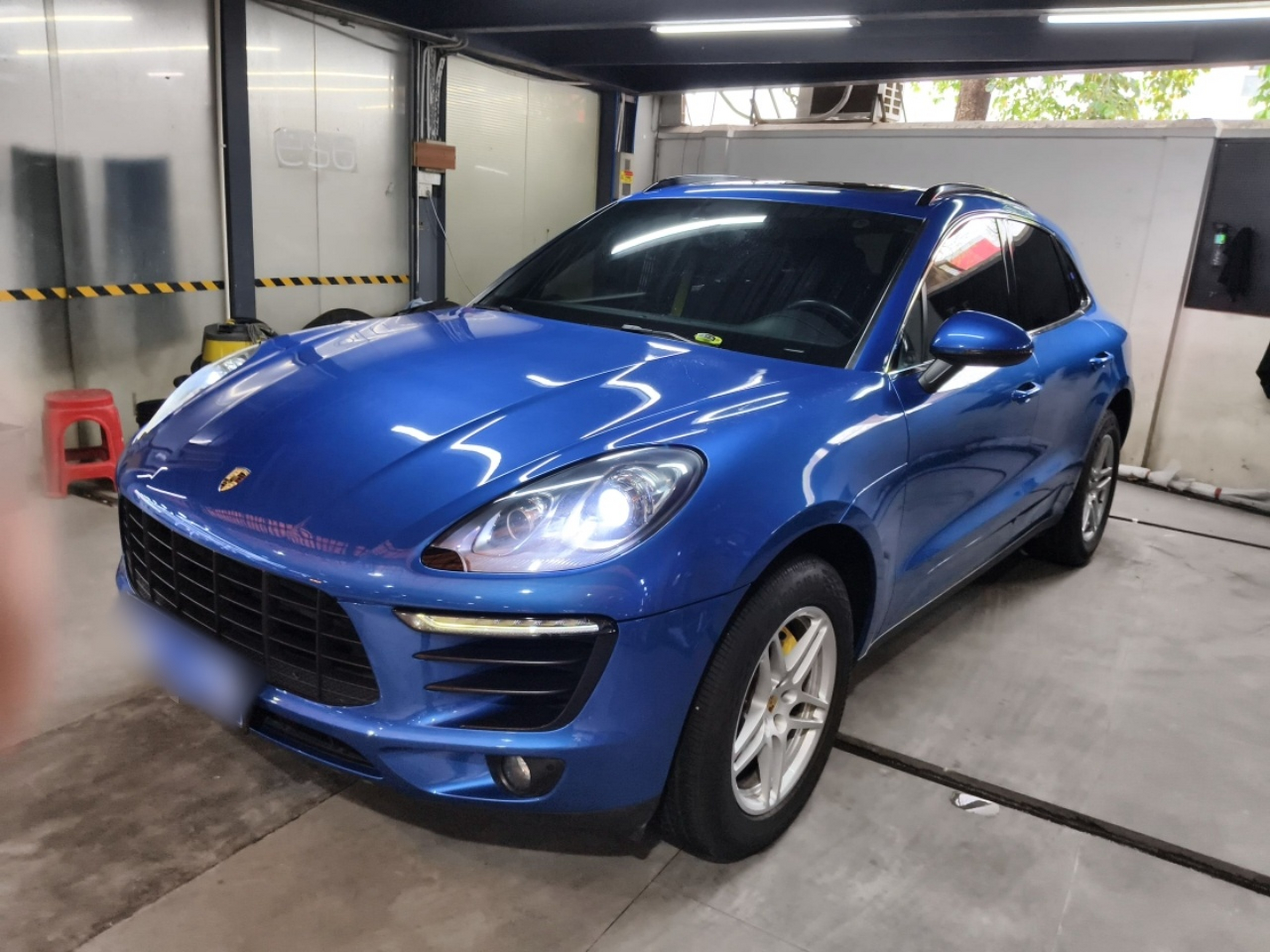 Под передней частью автомобиля