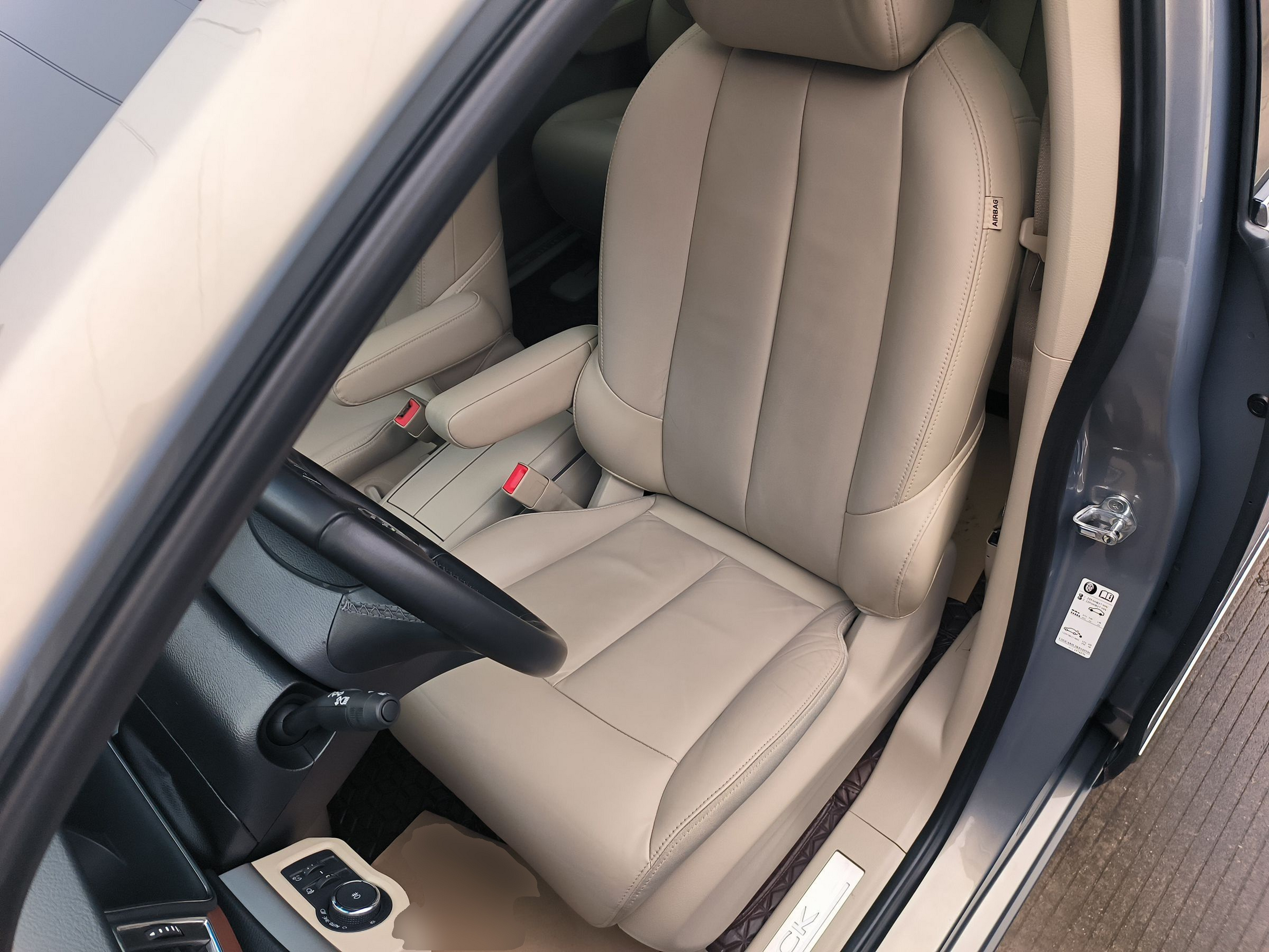 Переднее сиденье в автомобиле