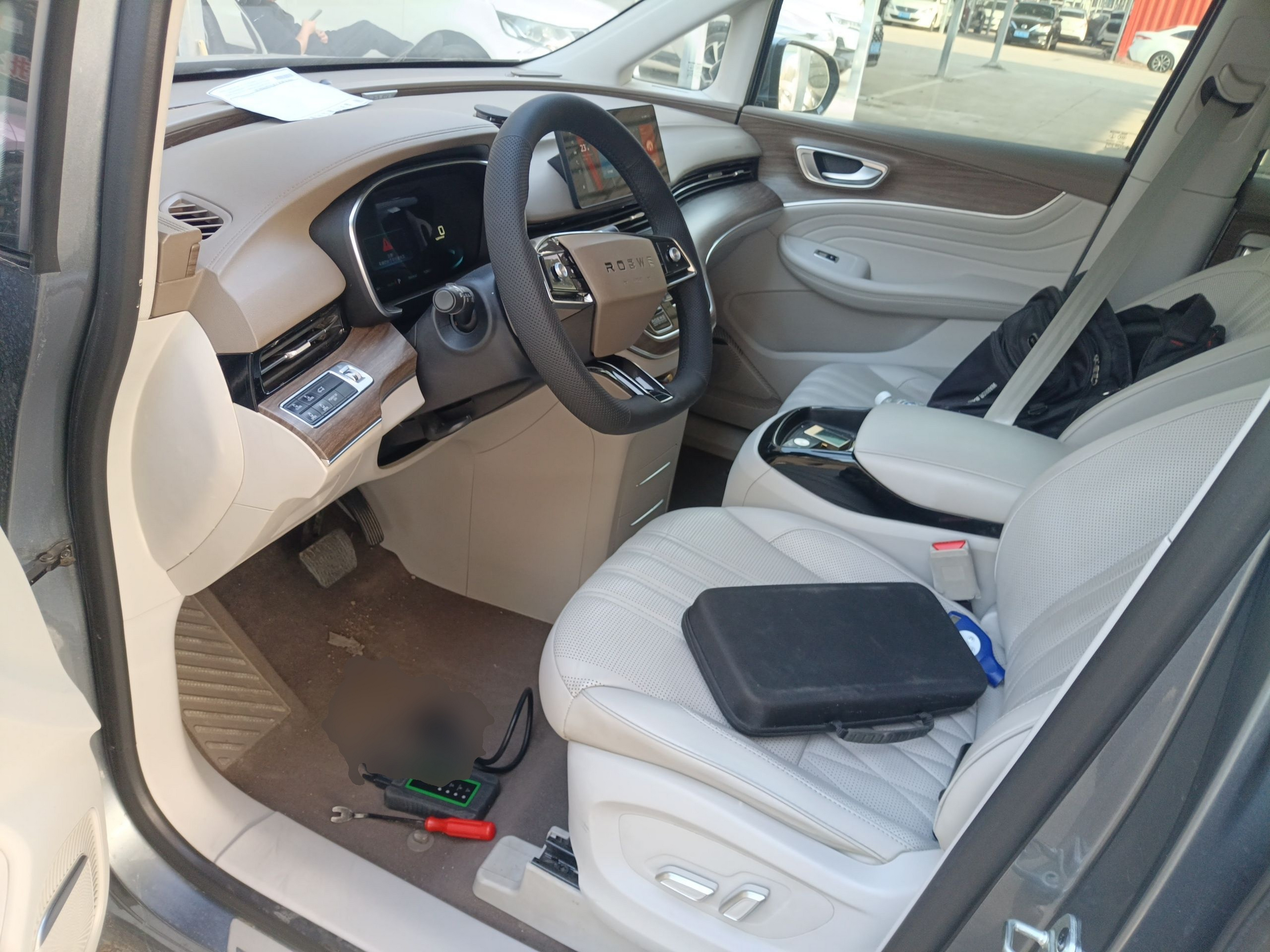 المقاعد الأمامية داخل السيارة