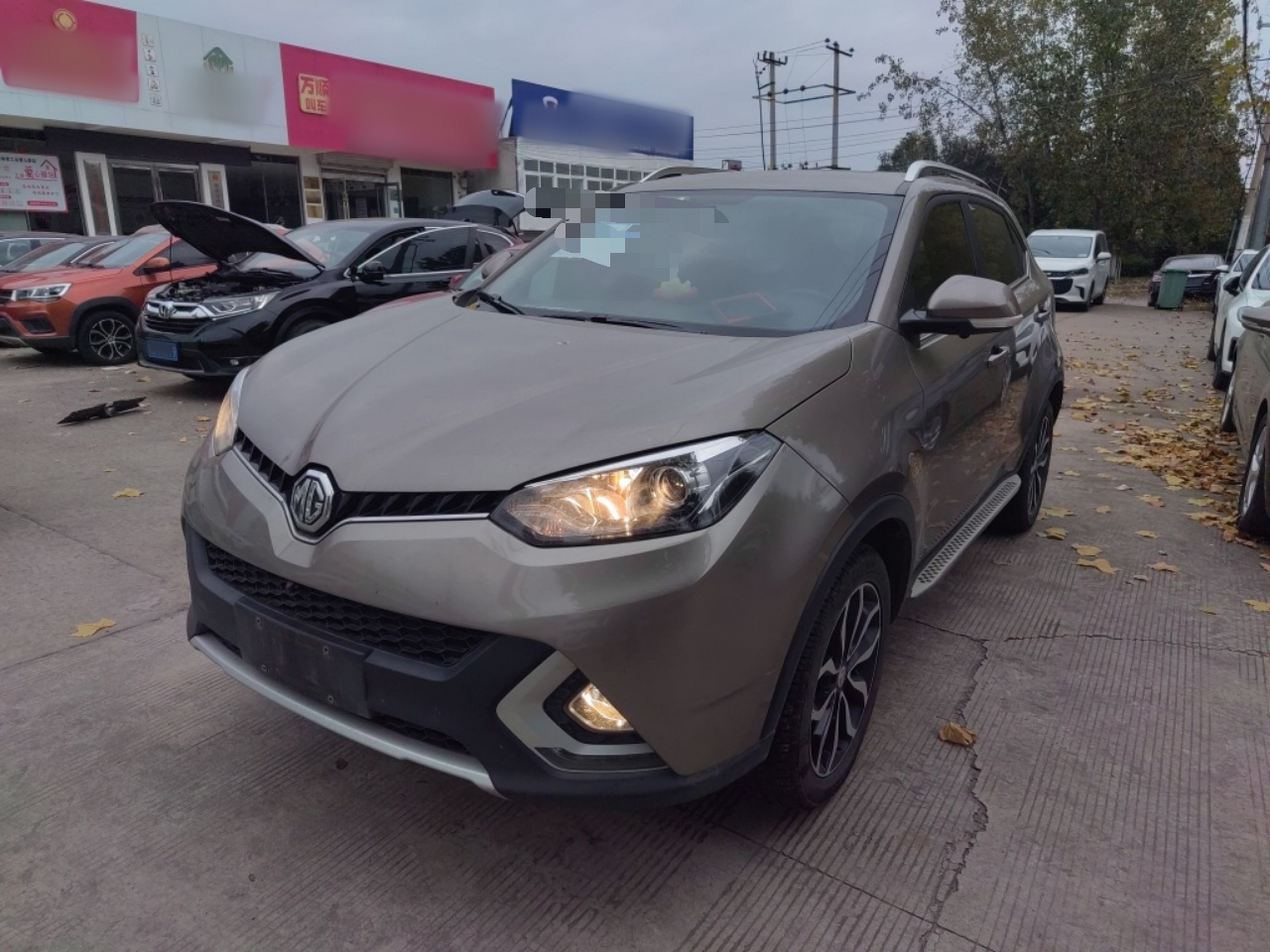 Под передней частью автомобиля