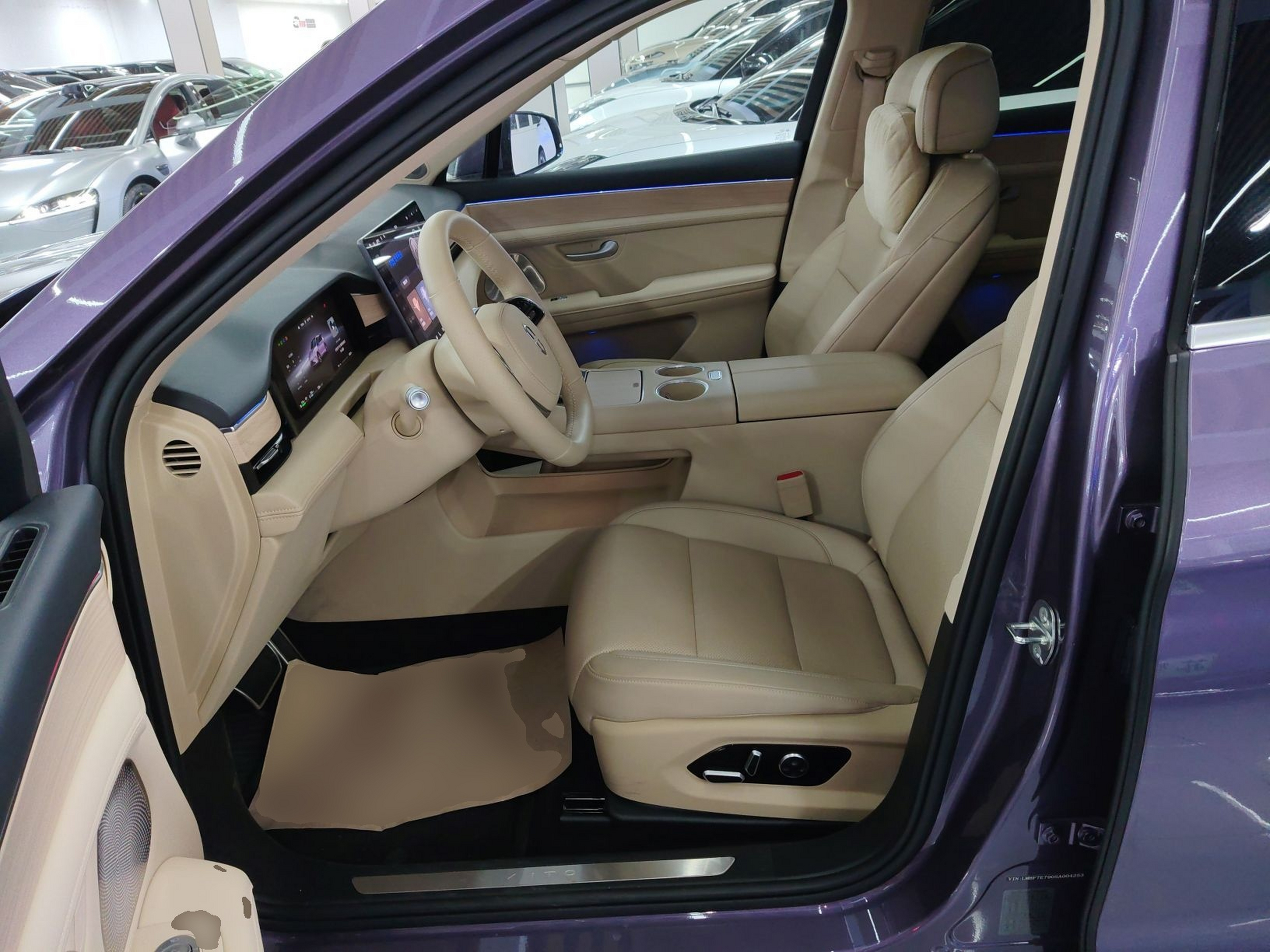 المقاعد الأمامية داخل السيارة