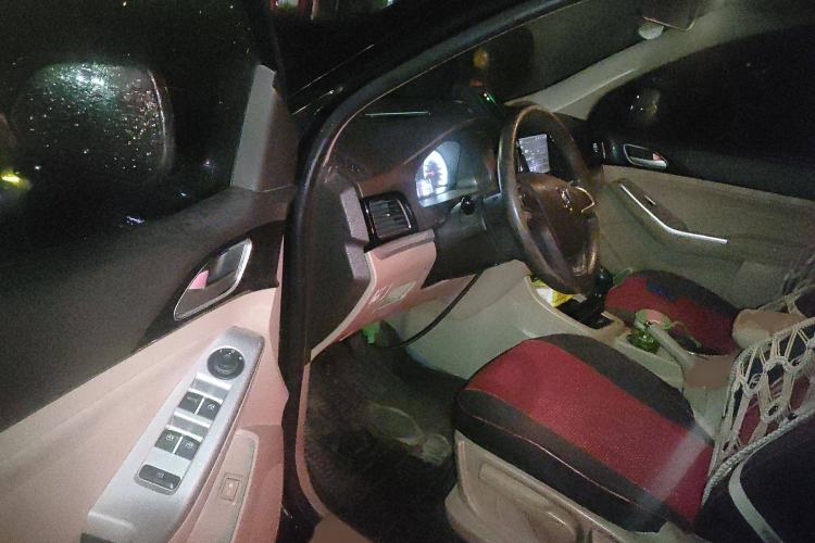 Used Baojun 730 2014 1.5L manual standard trim 7 seats
