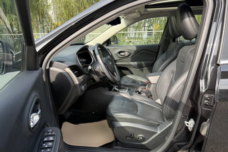 Used  Cherokee 2016 2.4L Leading Smart Version
