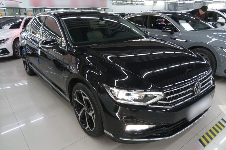 Used Volkswagen Magotan 2025 Zhongxiang Version 330TSI DSG Luxury Edition
