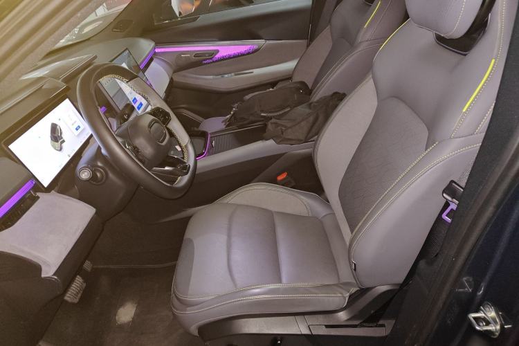 Used Lynk & Co 08 EM-P 2025 220 km All-Wheel-Drive Performance Halo