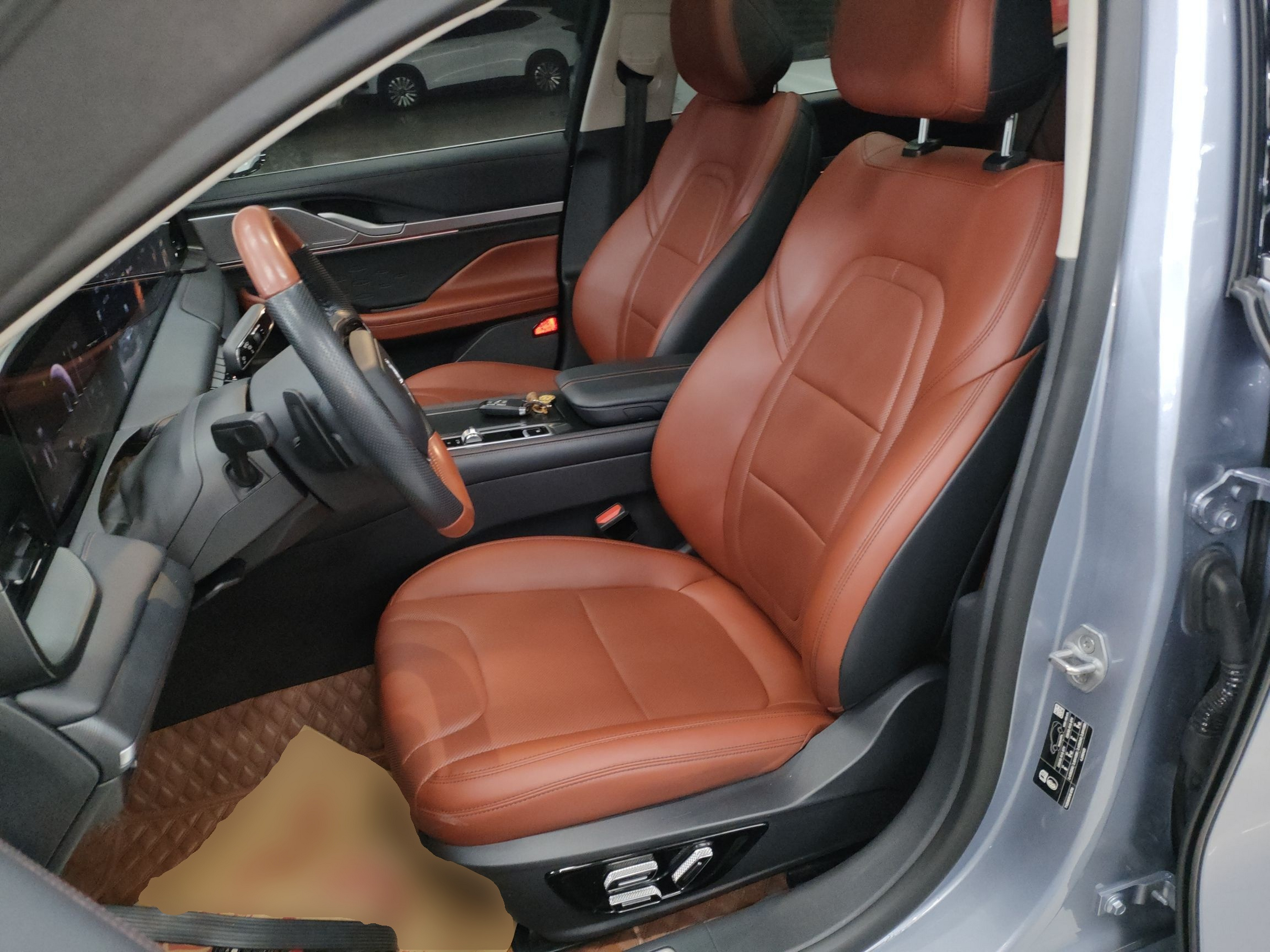 المقاعد الأمامية داخل السيارة