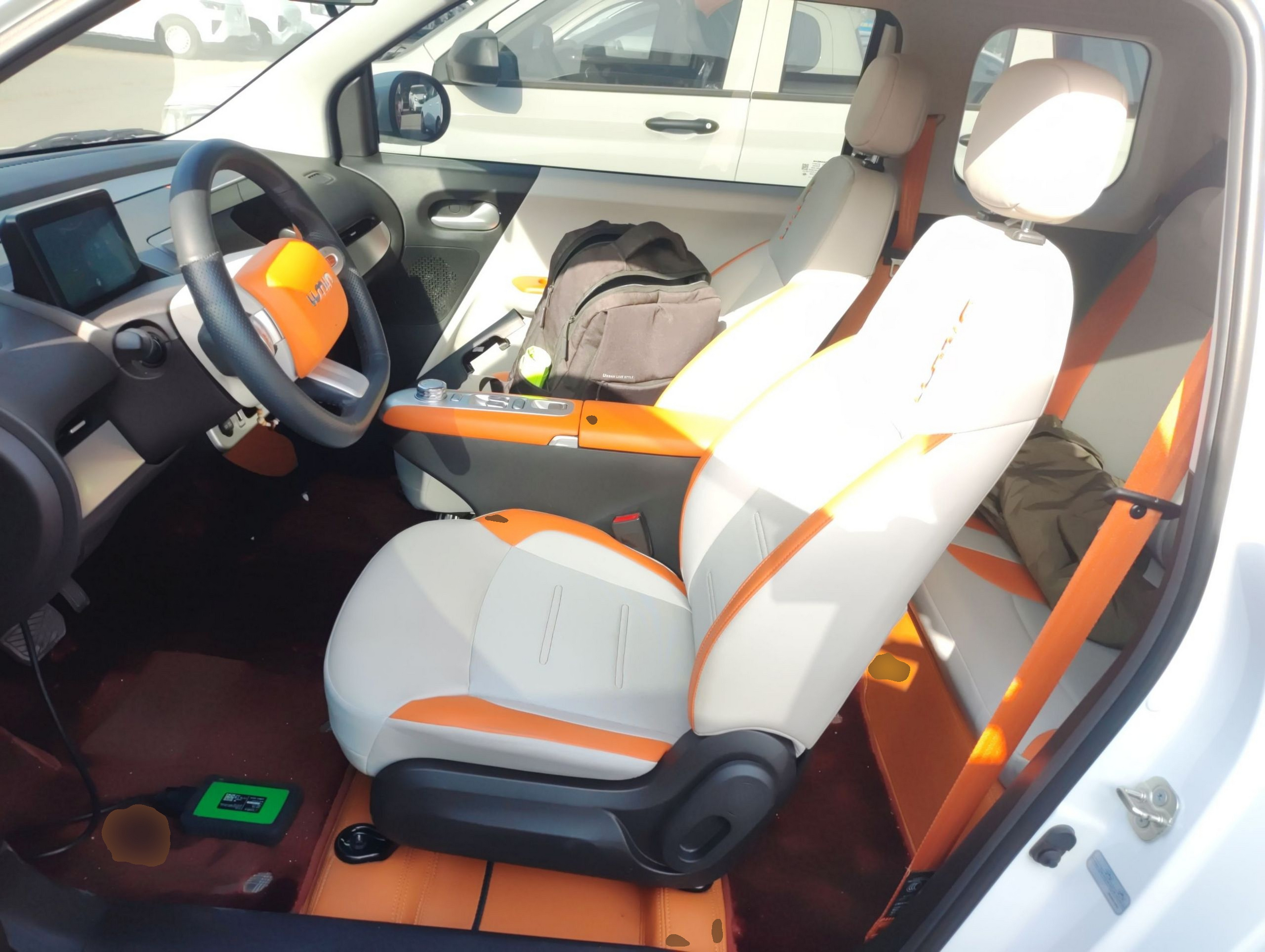 المقاعد الأمامية داخل السيارة