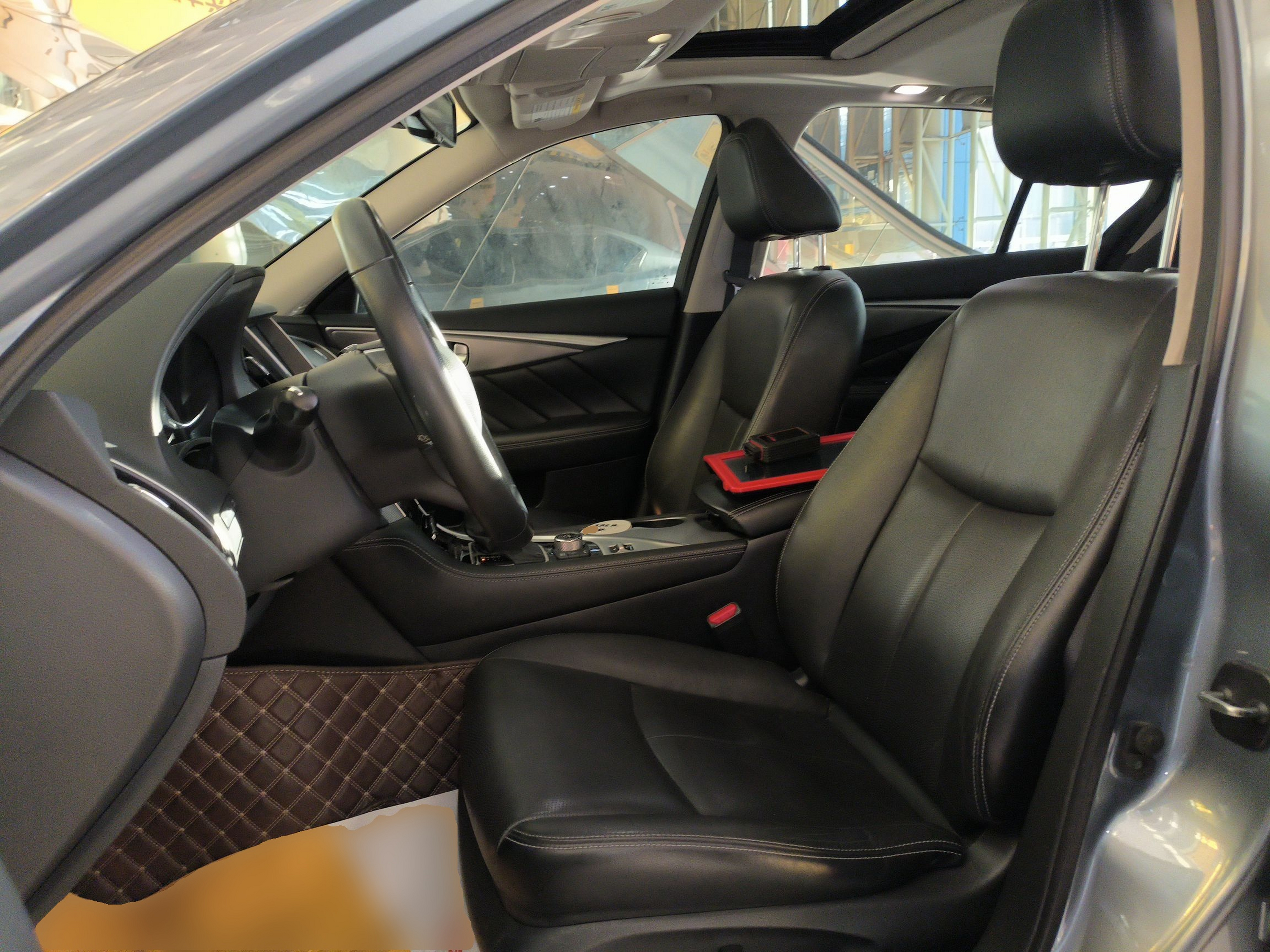 Переднее сиденье в автомобиле