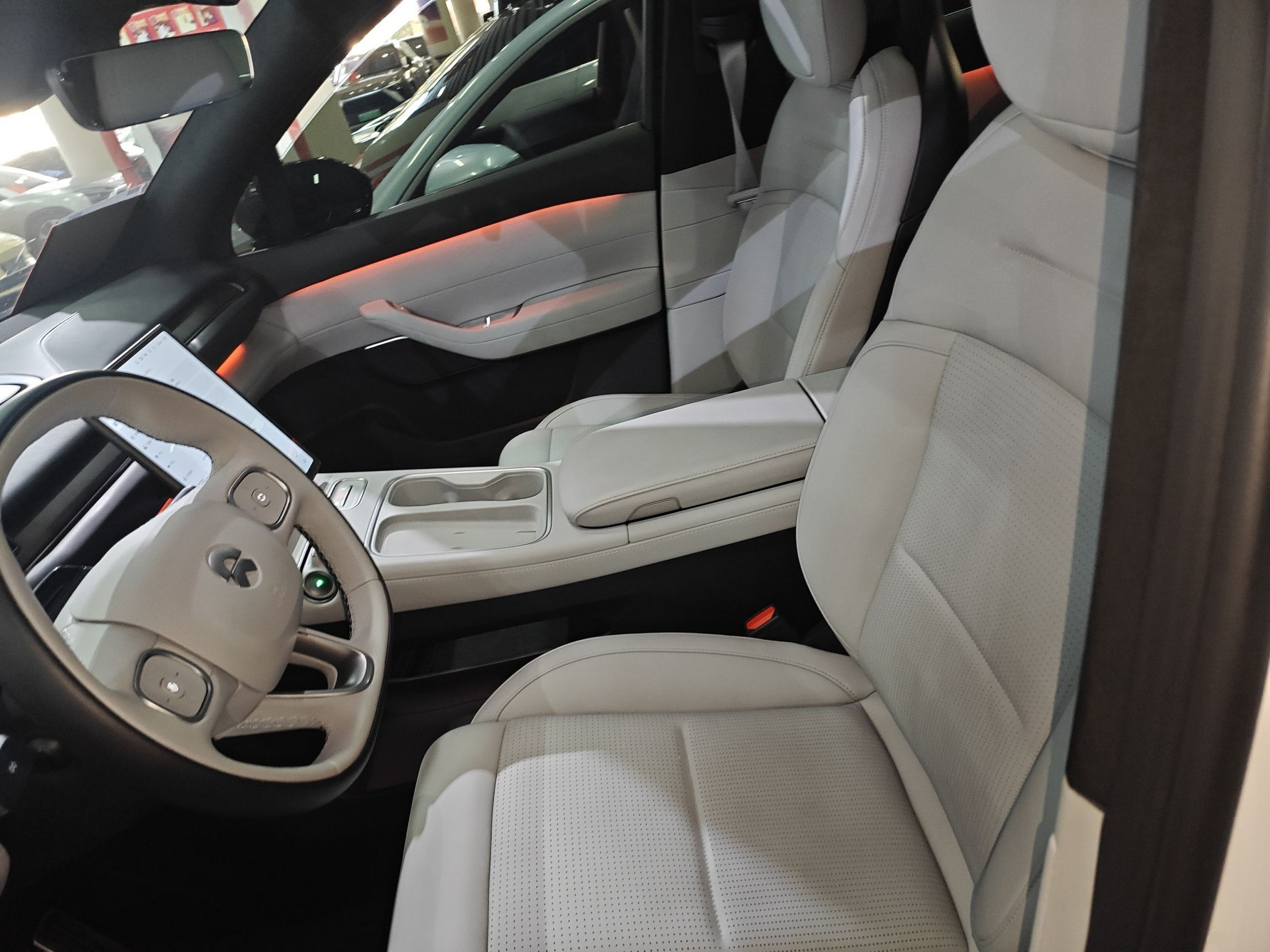 Переднее сиденье в автомобиле