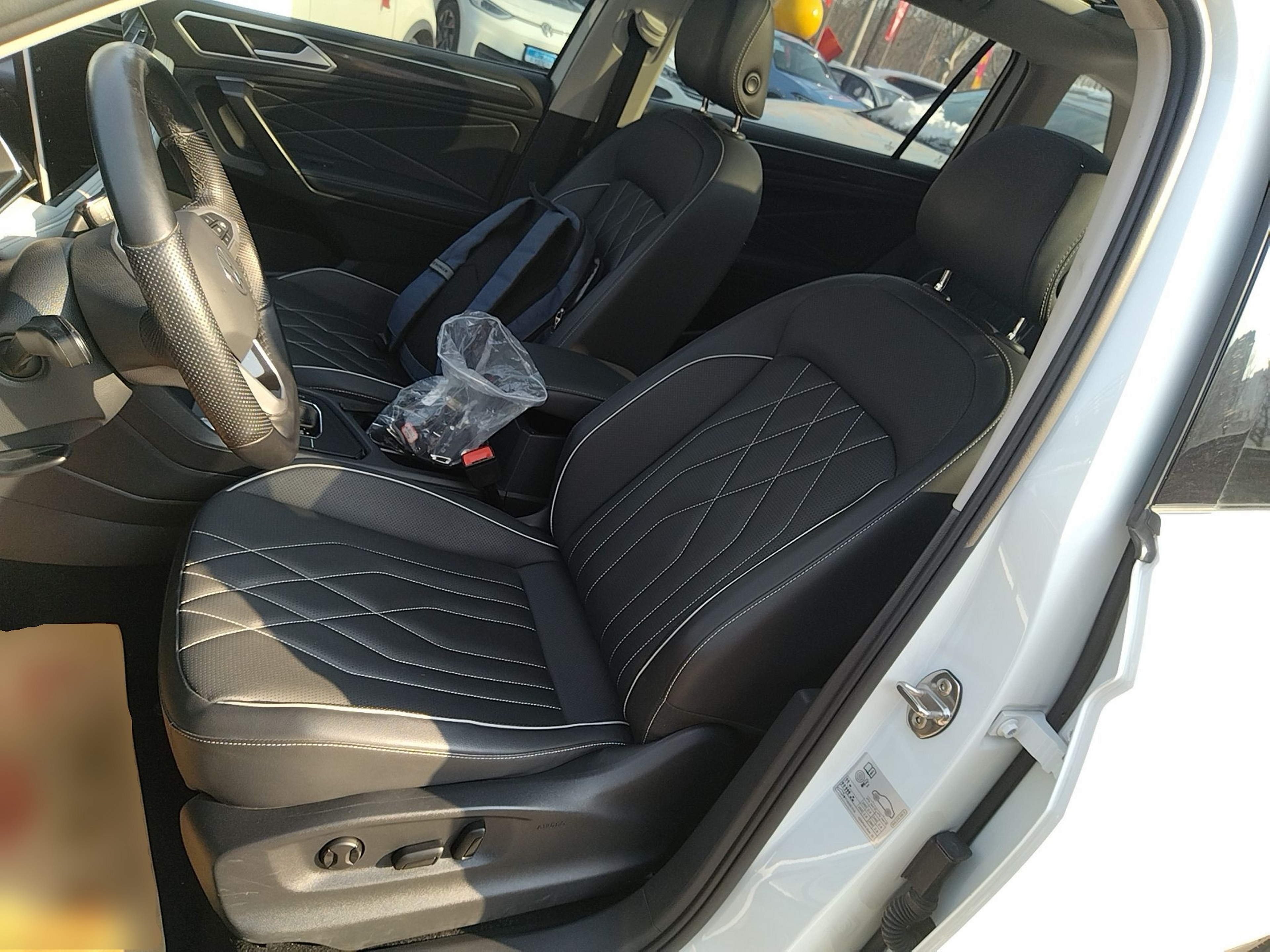 المقاعد الأمامية داخل السيارة