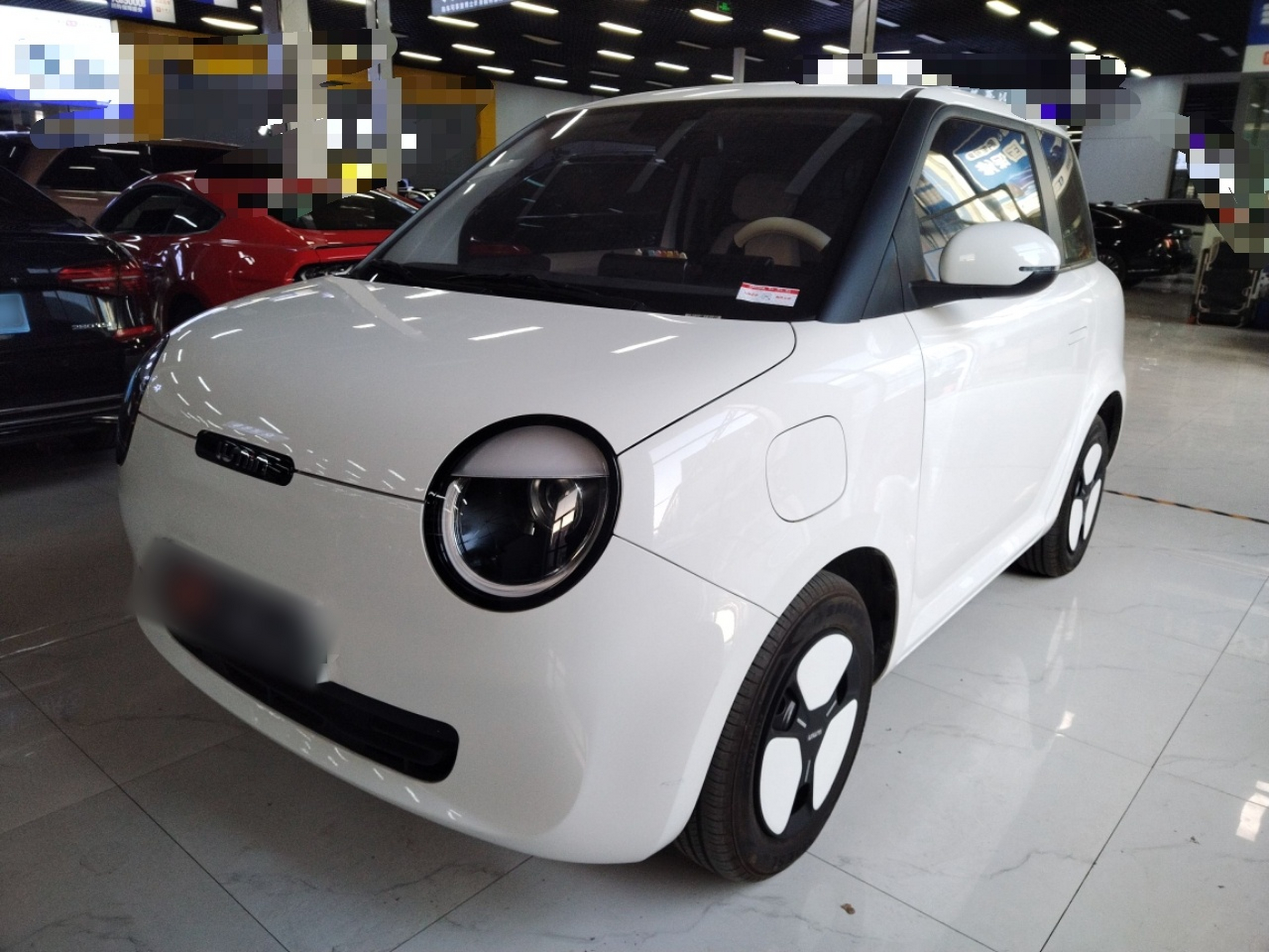 تحت مقدمة السيارة