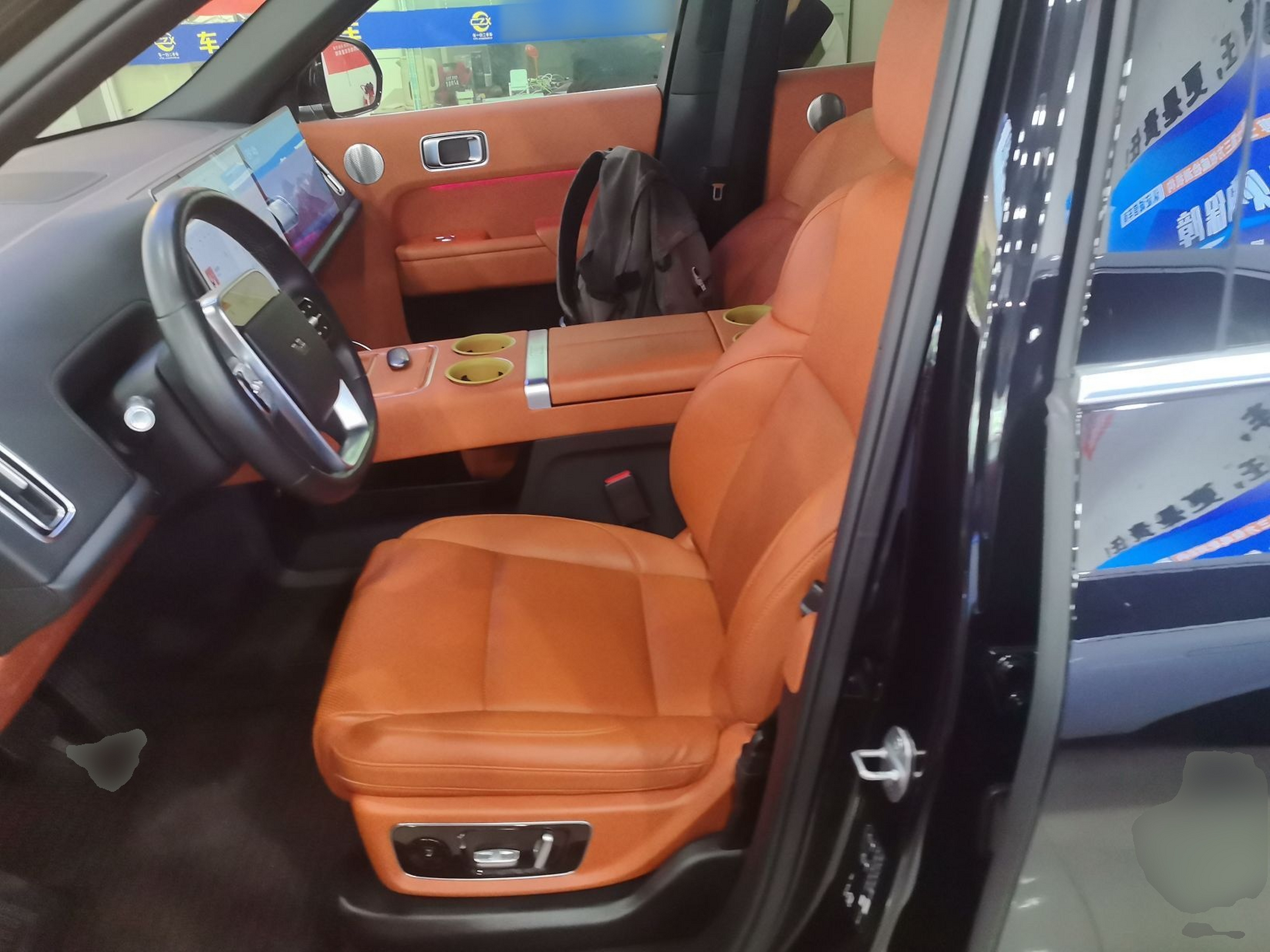 المقاعد الأمامية داخل السيارة