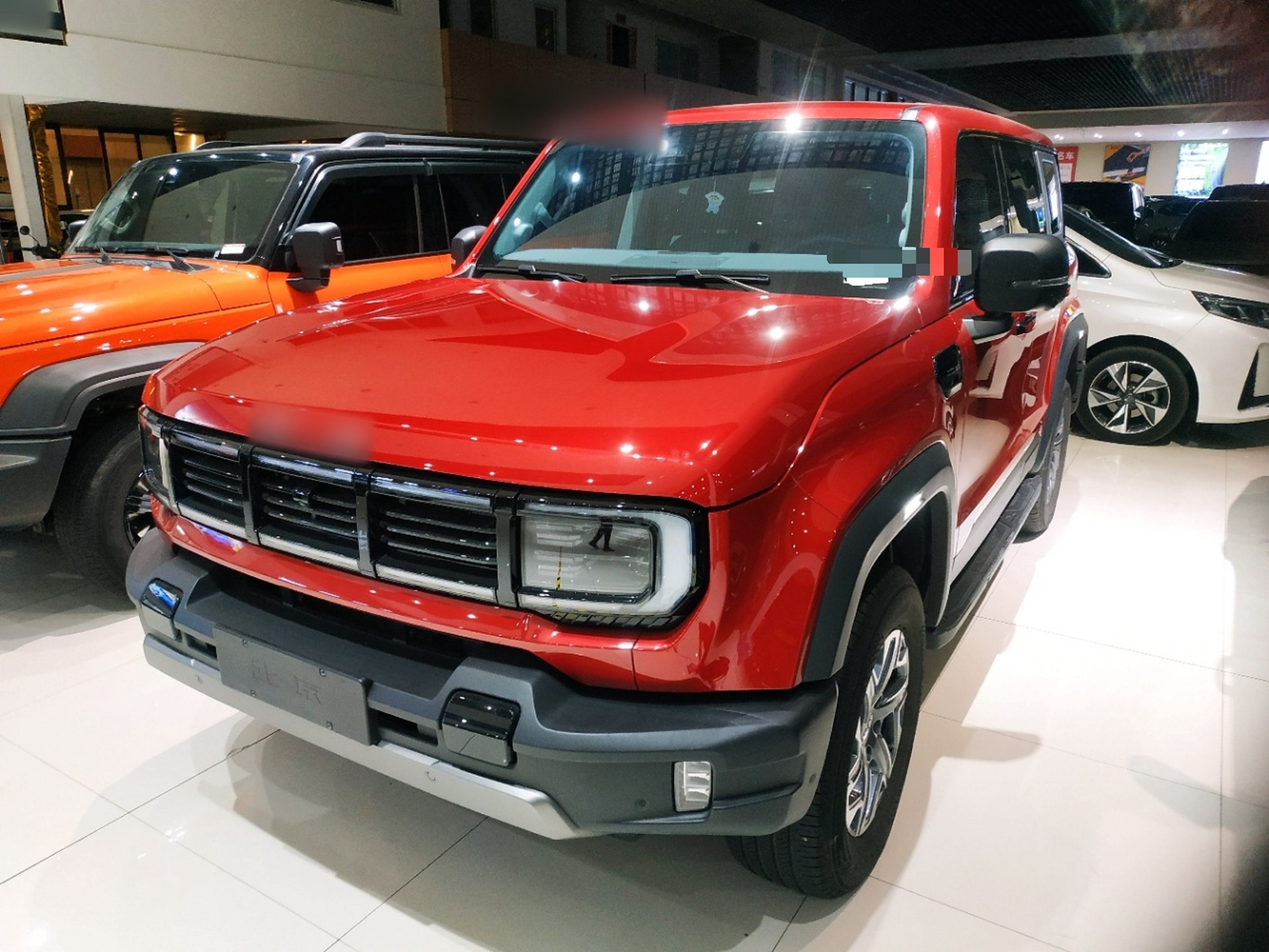 تحت مقدمة السيارة