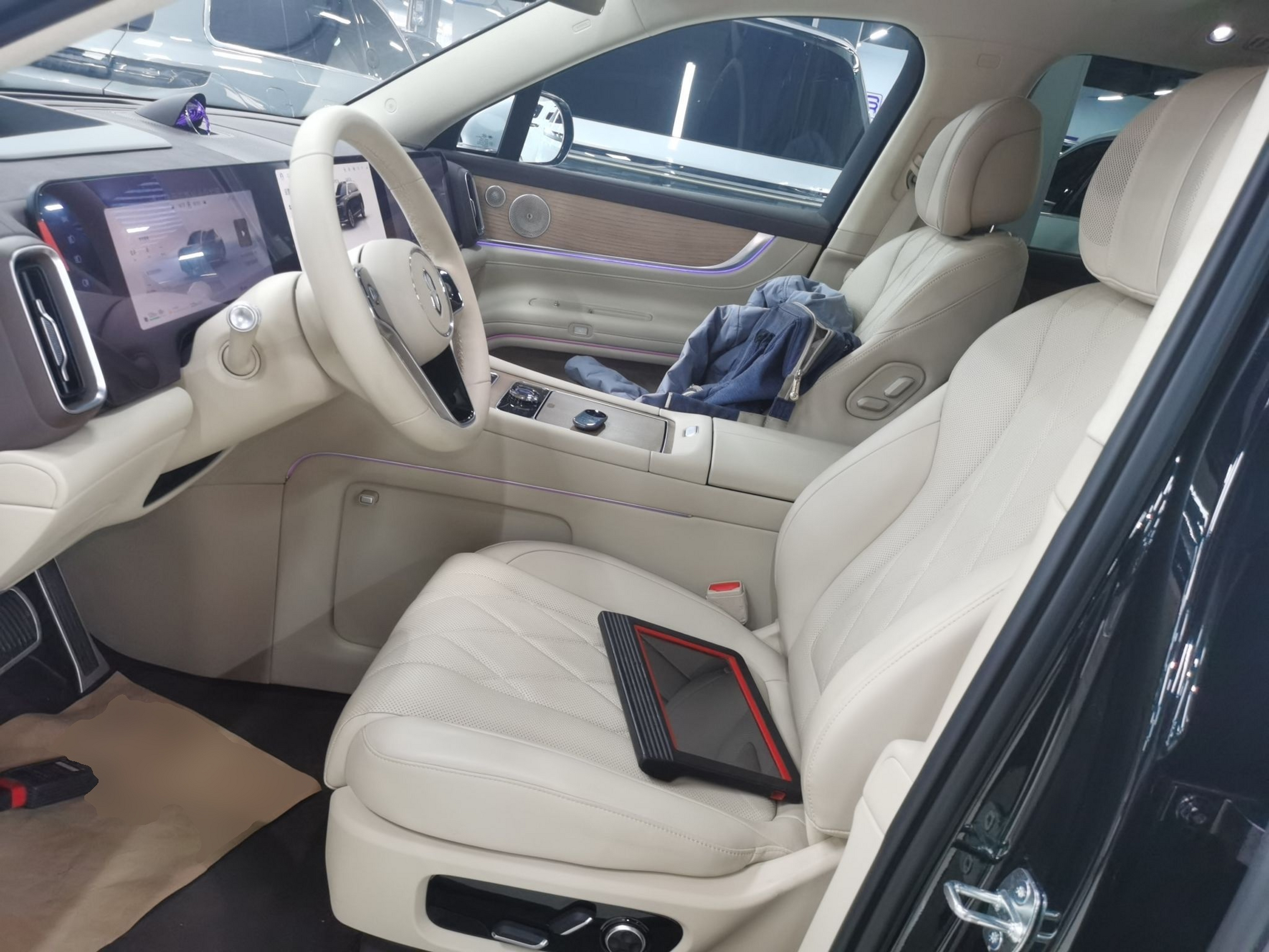 المقاعد الأمامية داخل السيارة