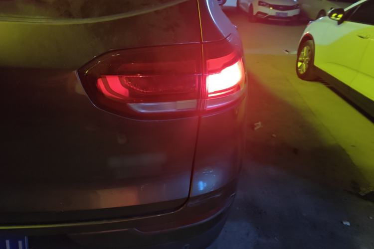 Used Haval H6 2017 Red Label 2.0T Automatic Two-Wheel Drive ZhiShang Model
