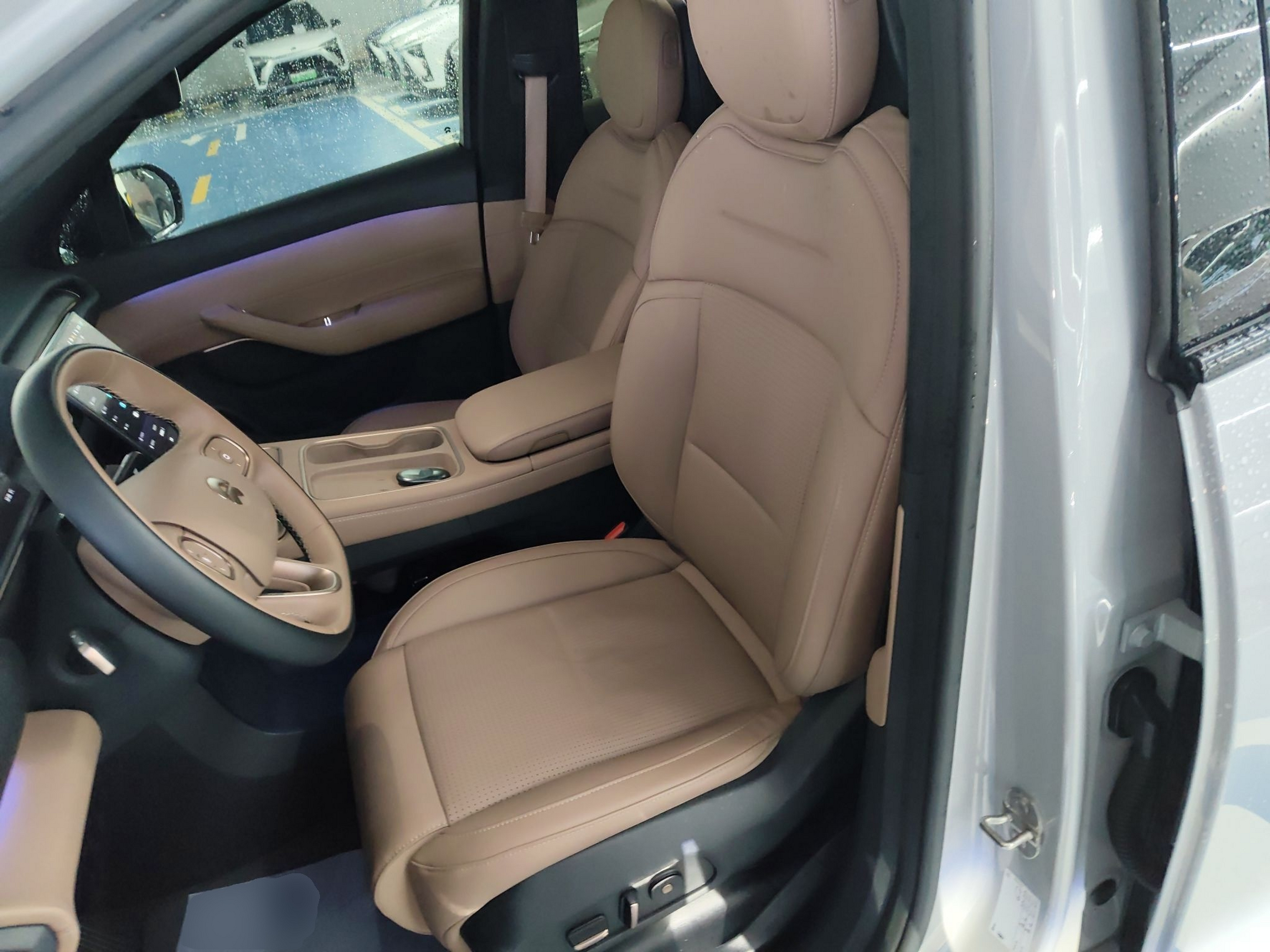 المقاعد الأمامية داخل السيارة