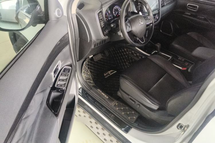 Used Mitsubishi Outlander 2019 2.0L Two-Wheel Drive Comfort Edition 7-Seater China VI Standard
