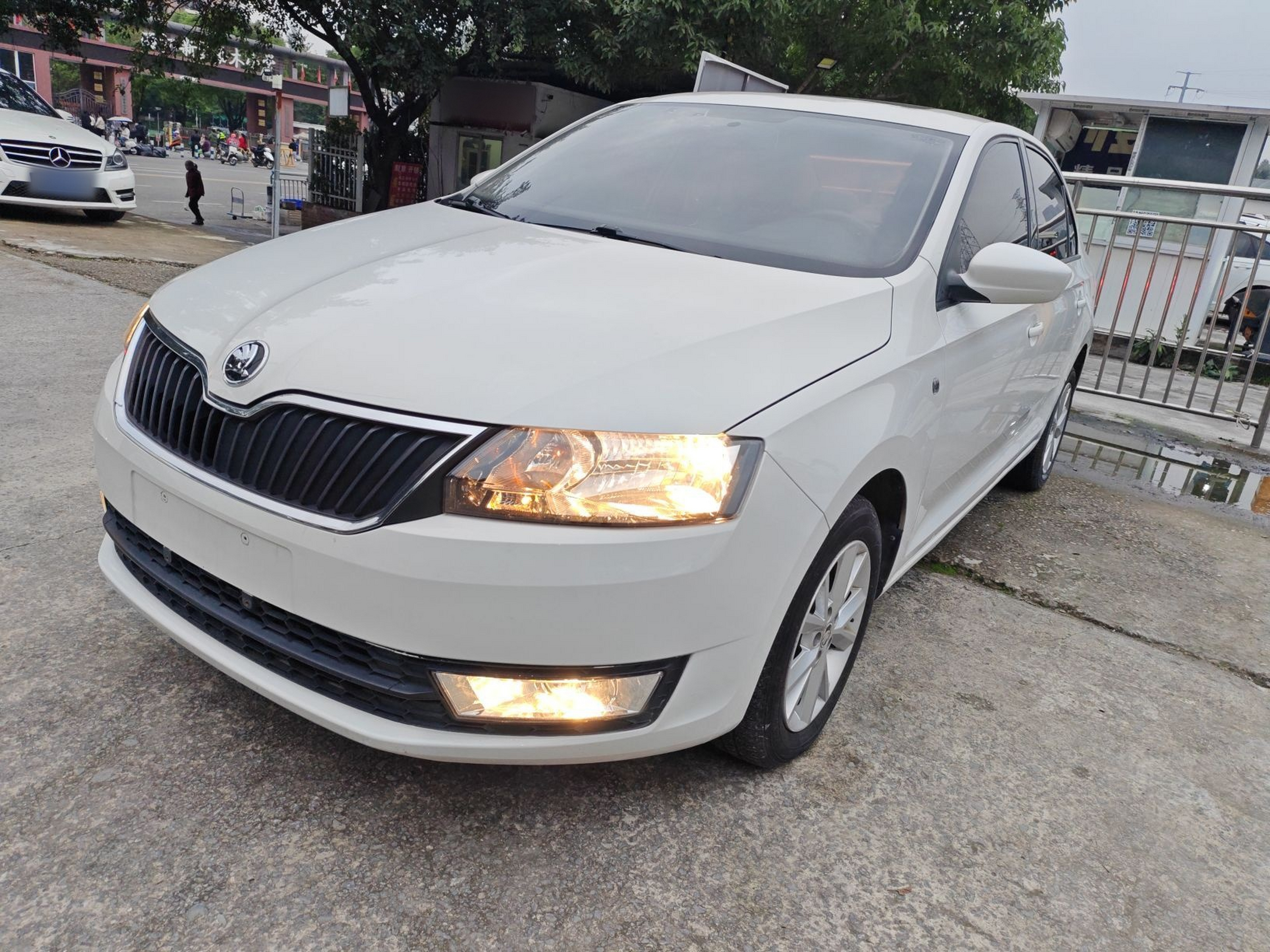 تحت مقدمة السيارة