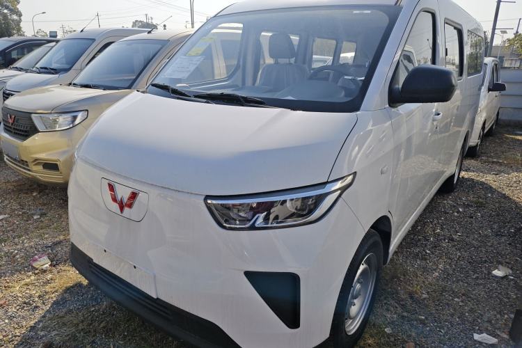 Used Wuling Yangguang 2024 300KM Comfort Version Passenger Van 75kW