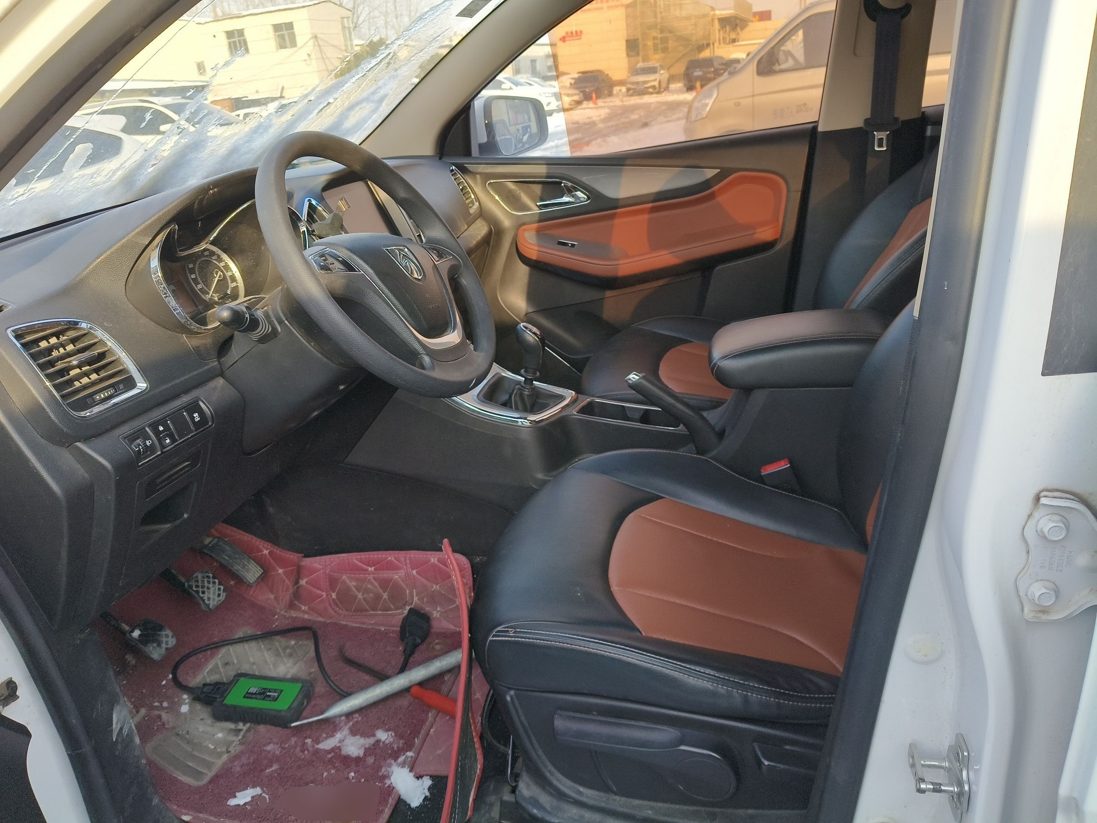 المقاعد الأمامية داخل السيارة