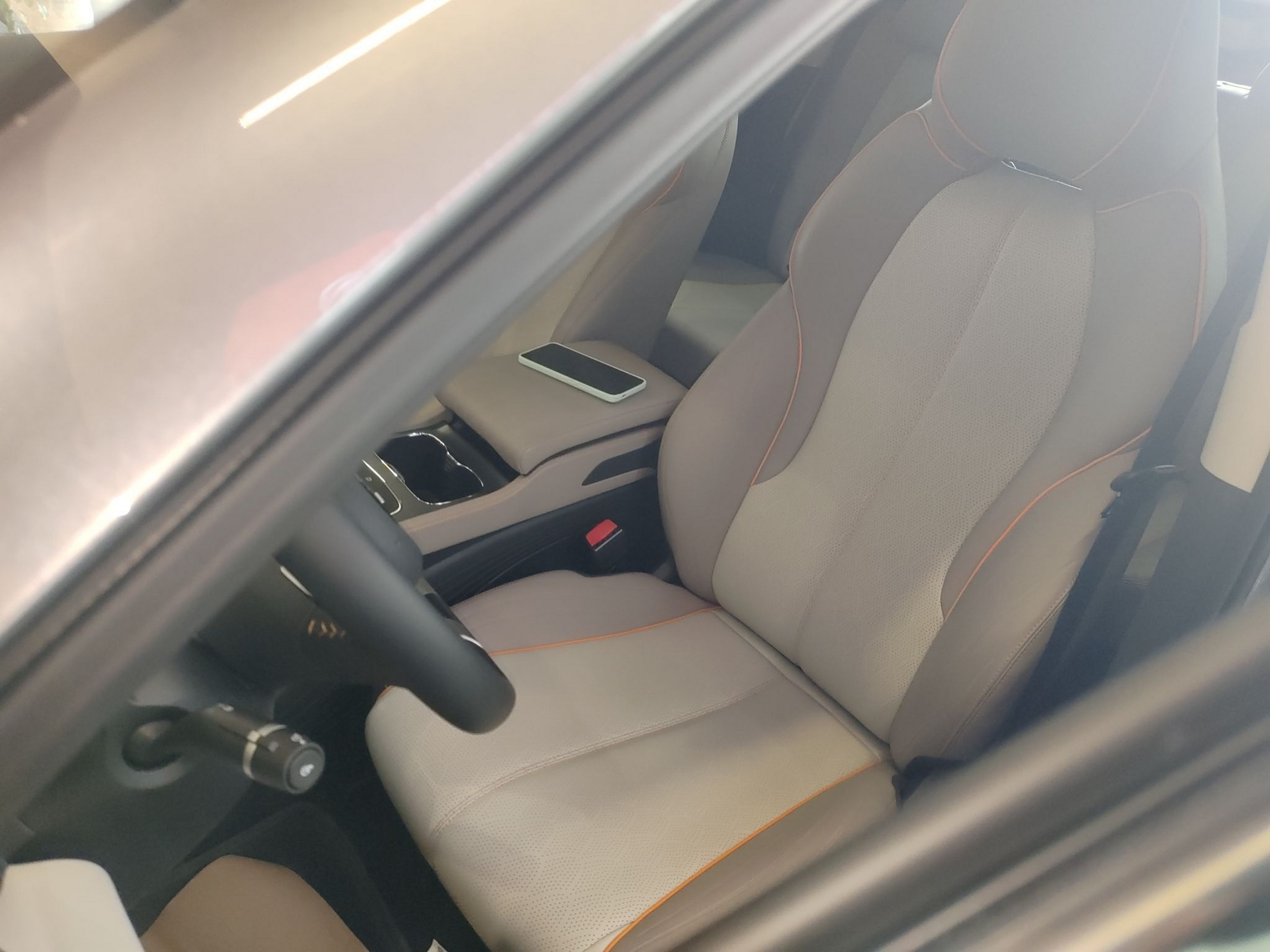 المقاعد الأمامية داخل السيارة