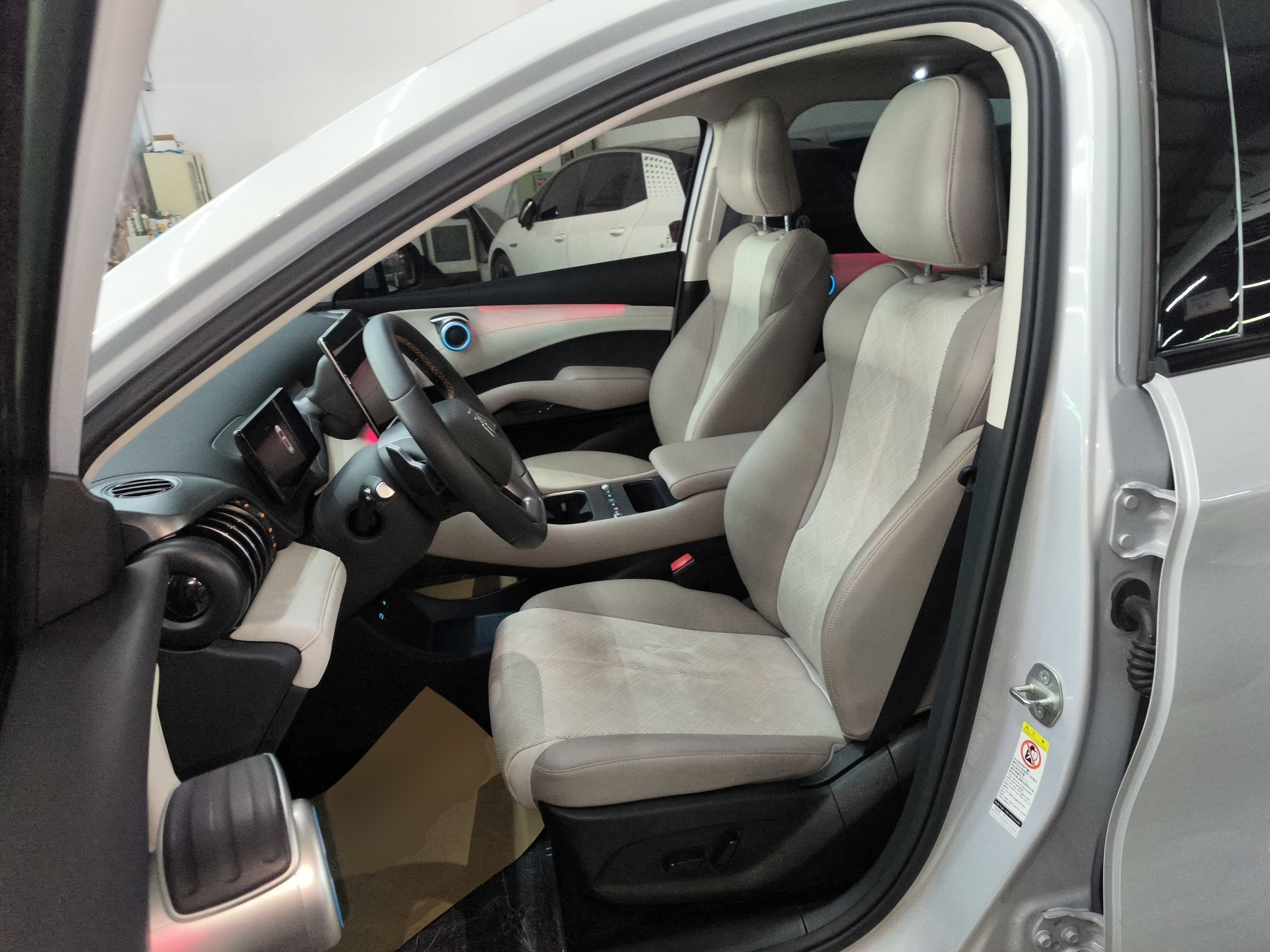 المقاعد الأمامية داخل السيارة