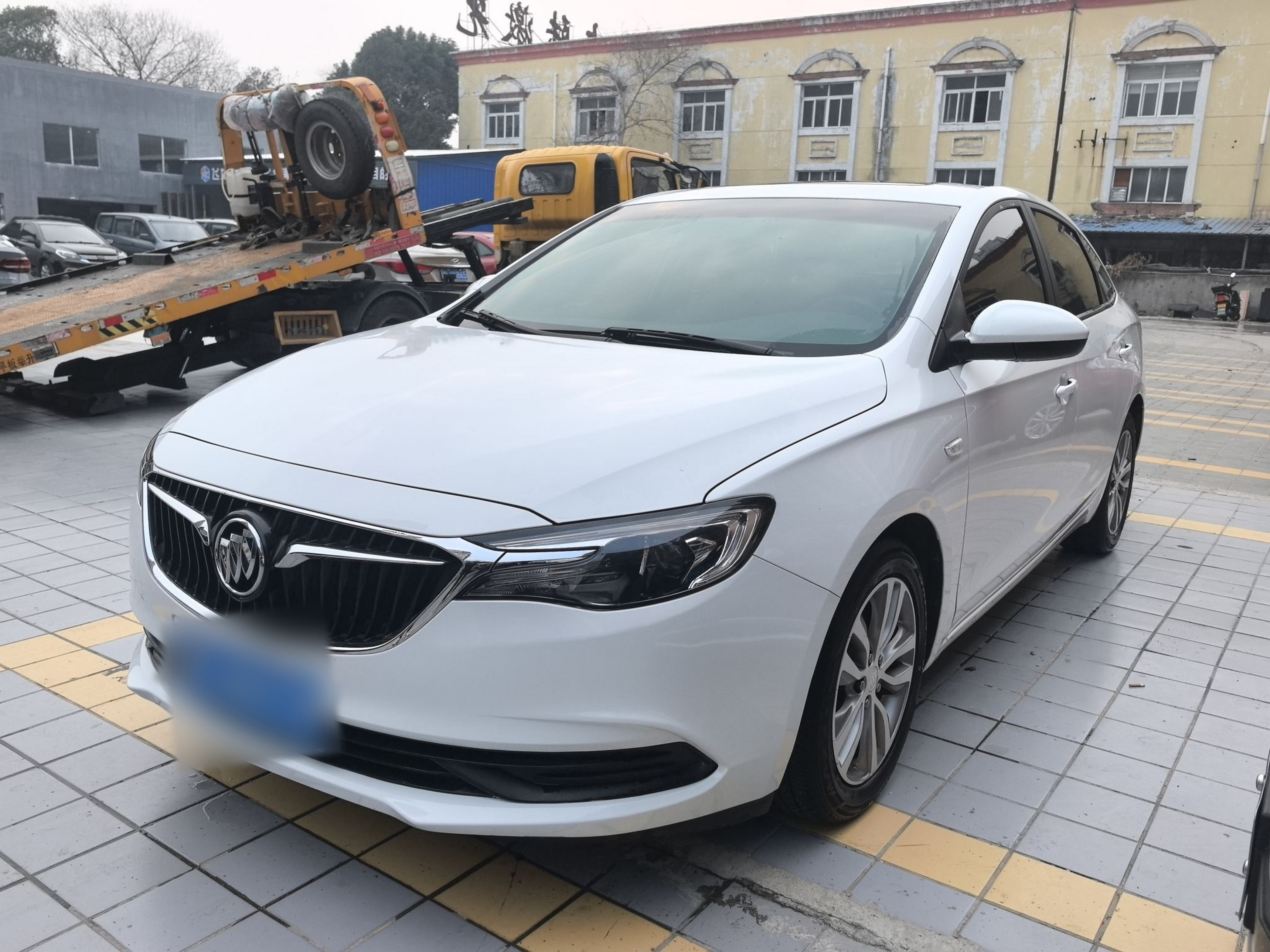 تحت مقدمة السيارة