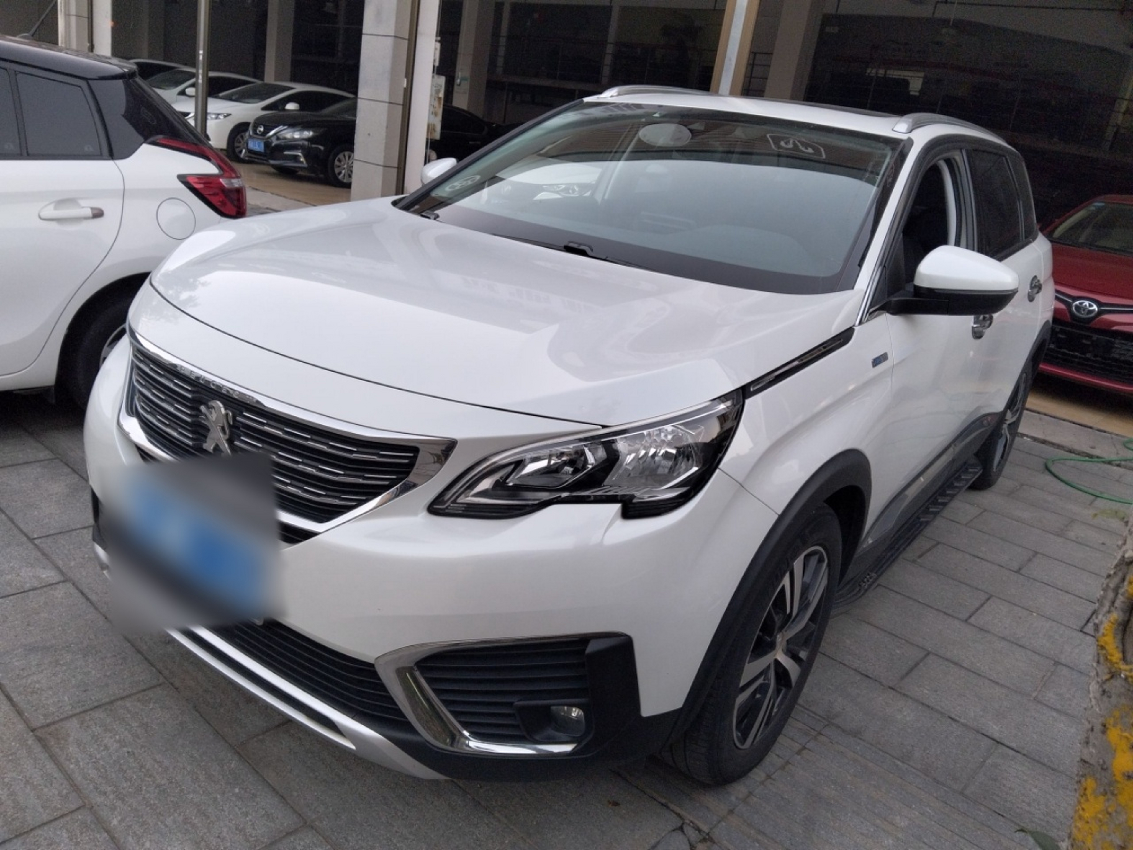 تحت مقدمة السيارة