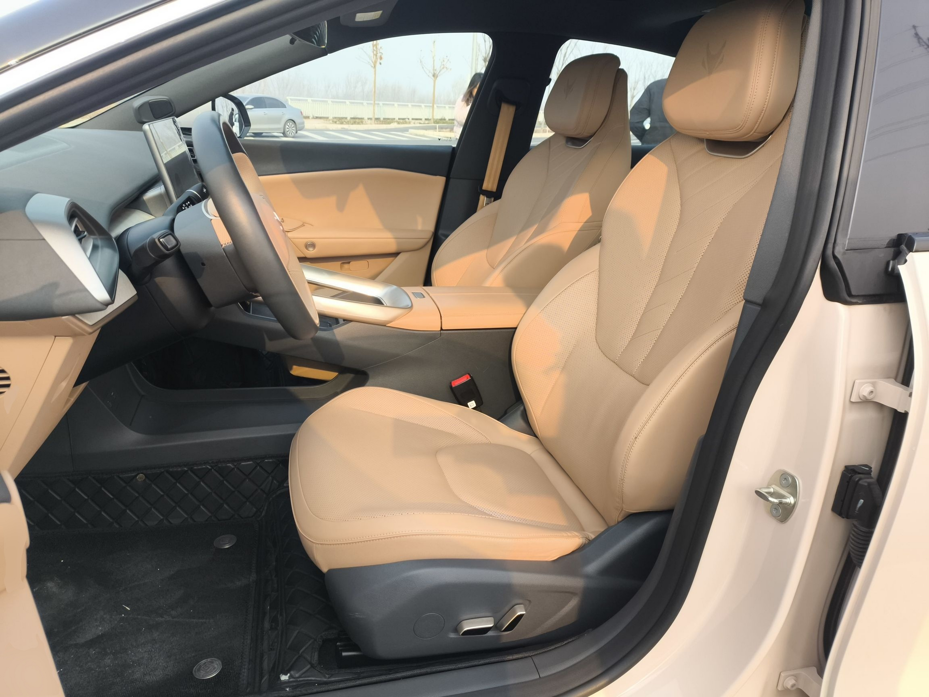 Переднее сиденье в автомобиле