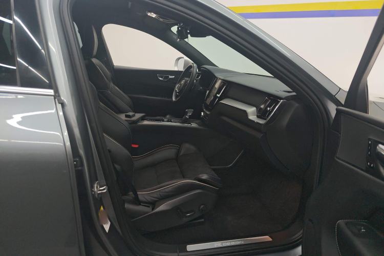 Used Volvo XC60 2019 T5 4x4 Smart & Dynamic Sport Edition China VI Standard
