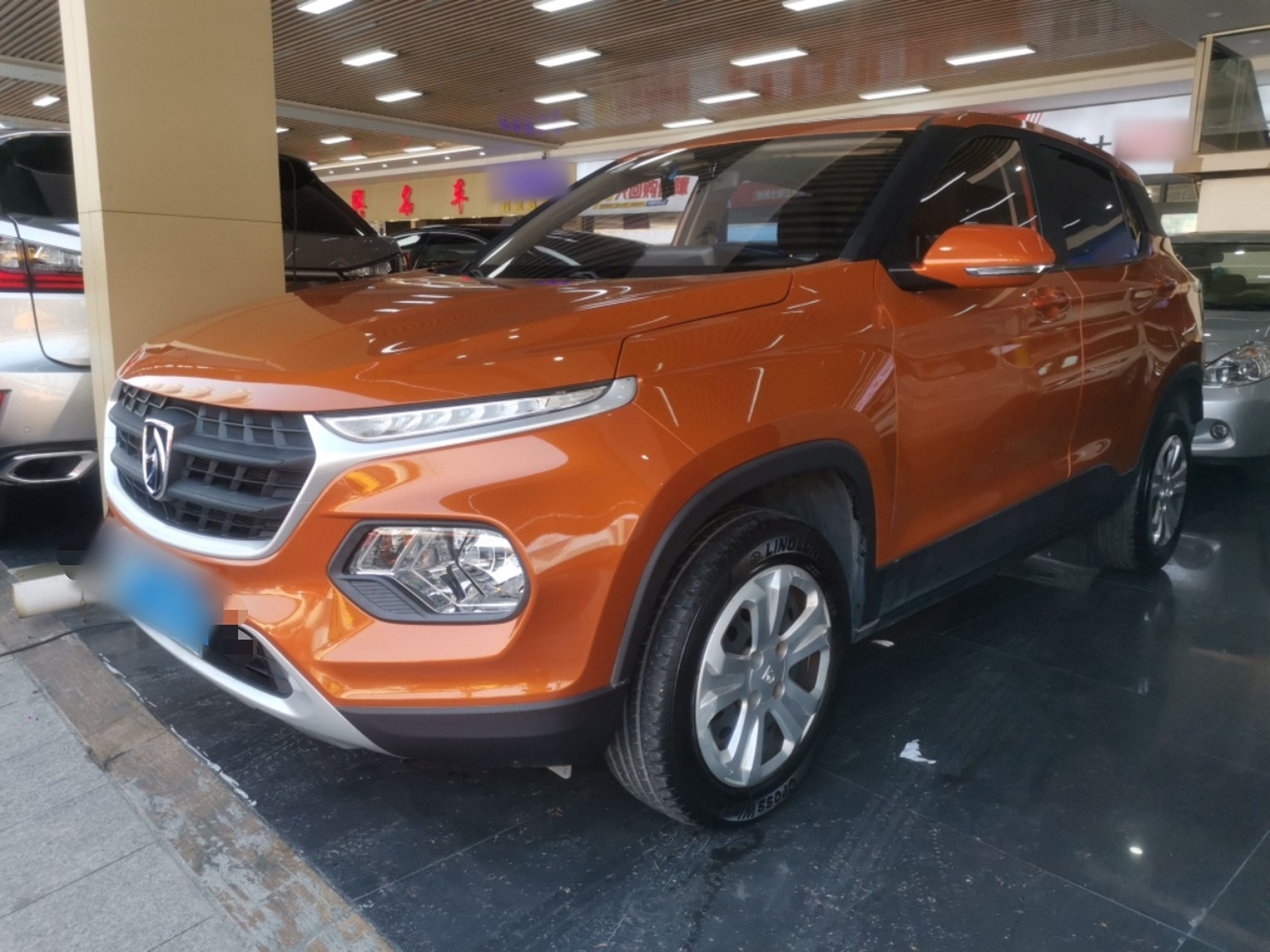 Под передней частью автомобиля