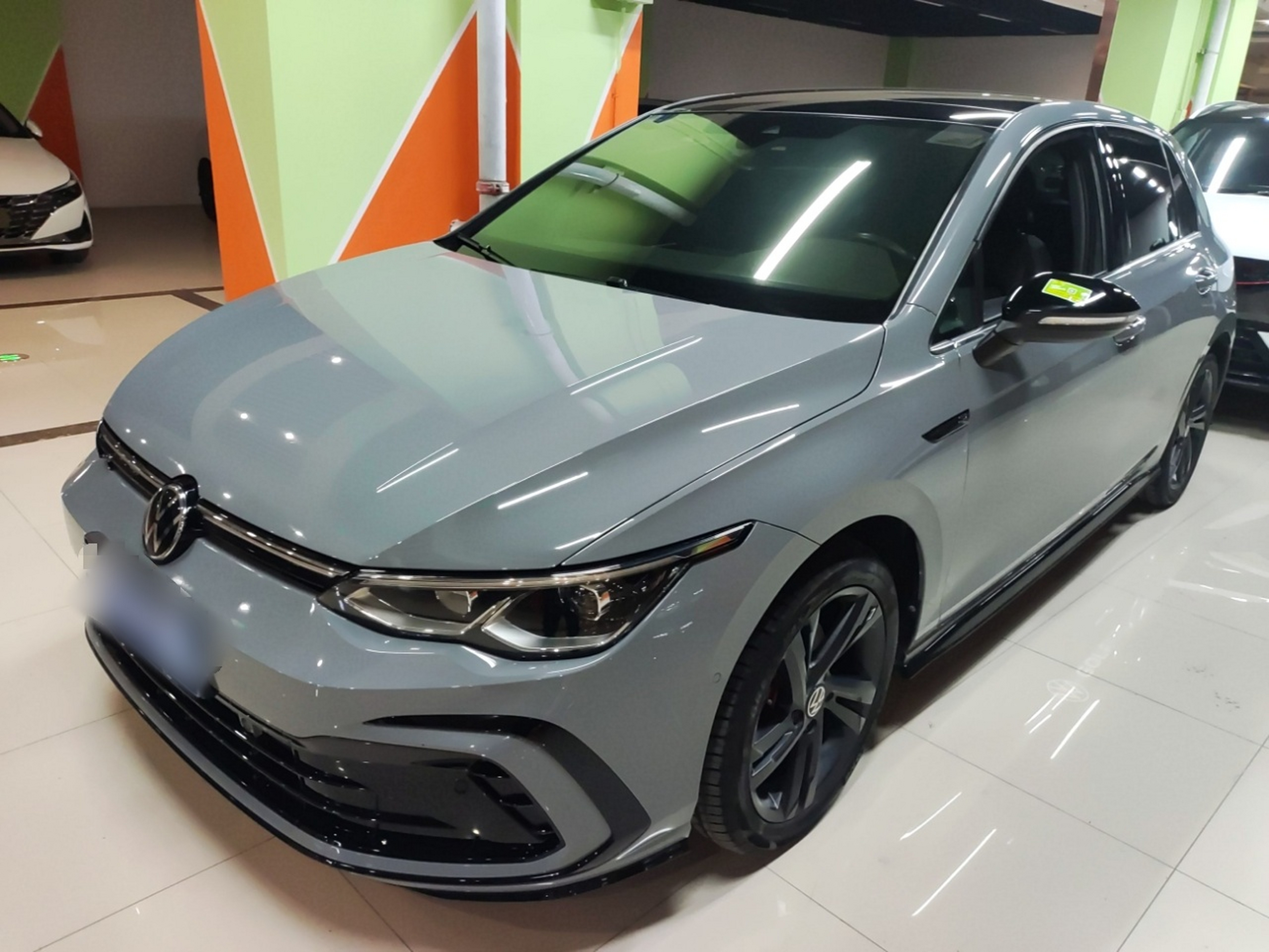 تحت مقدمة السيارة