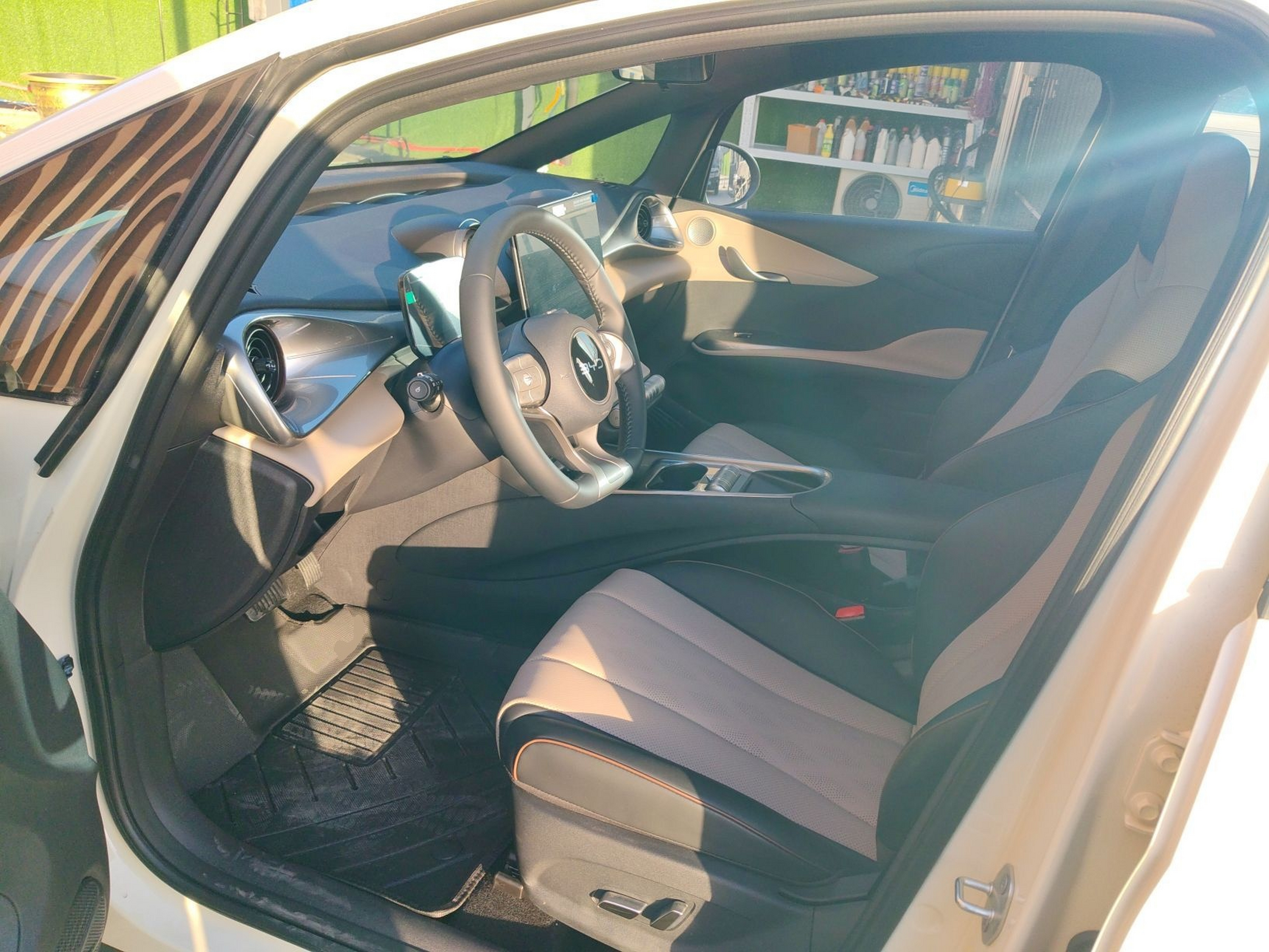 المقاعد الأمامية داخل السيارة