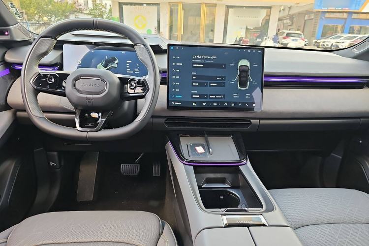 Used Lynk & Co 08 EM-P 2025 220 km All-Wheel-Drive Performance Halo
