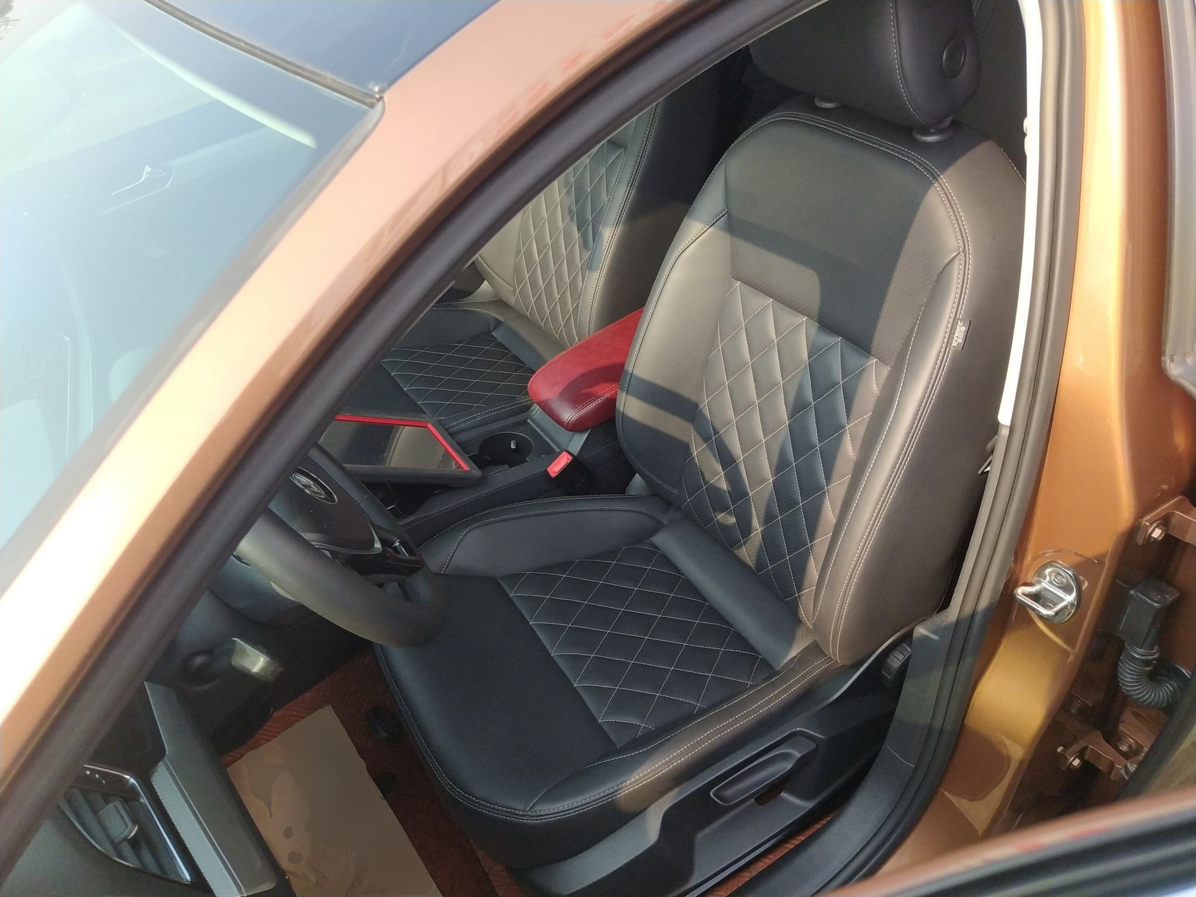 المقاعد الأمامية داخل السيارة