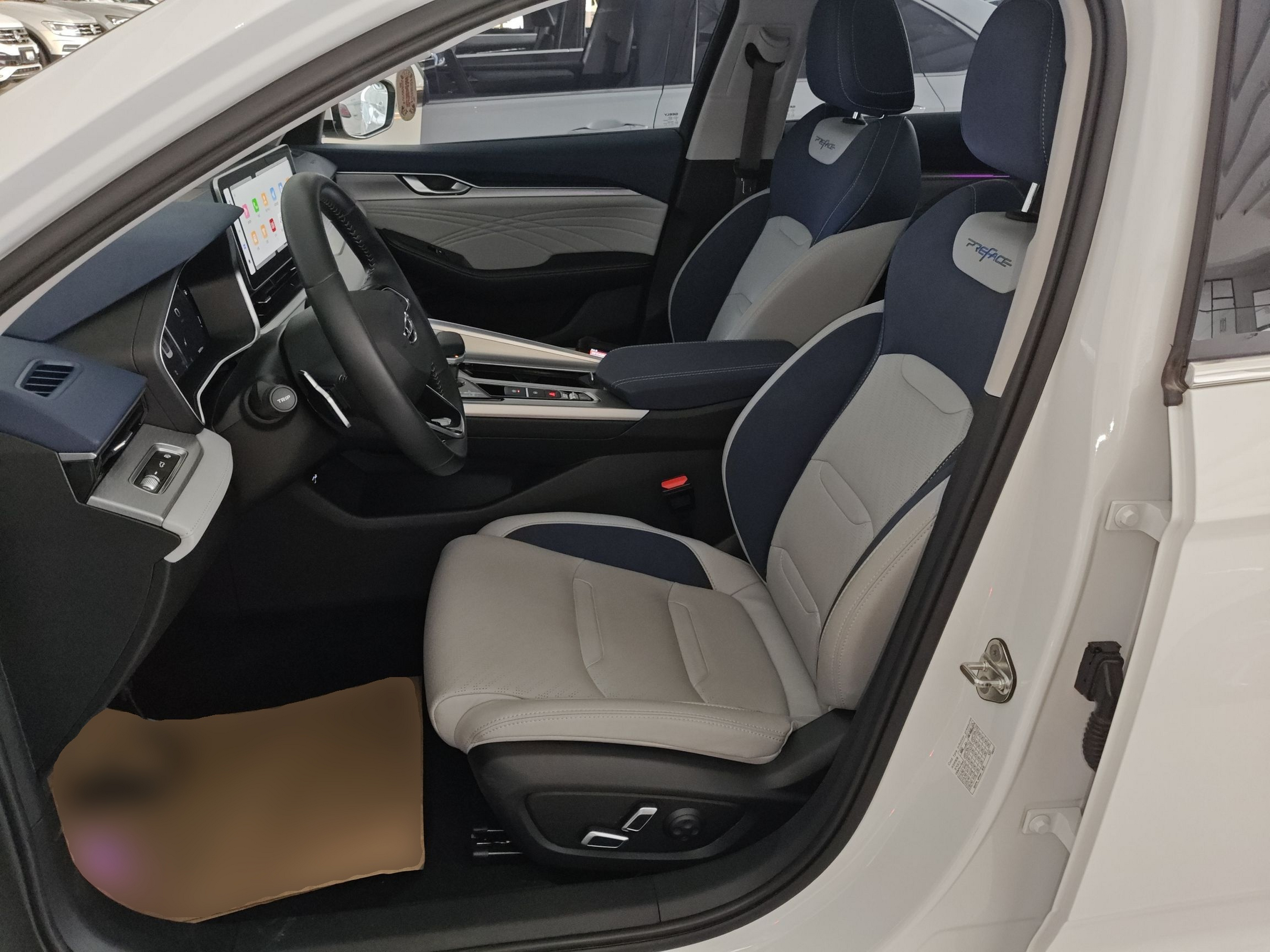 Переднее сиденье в автомобиле