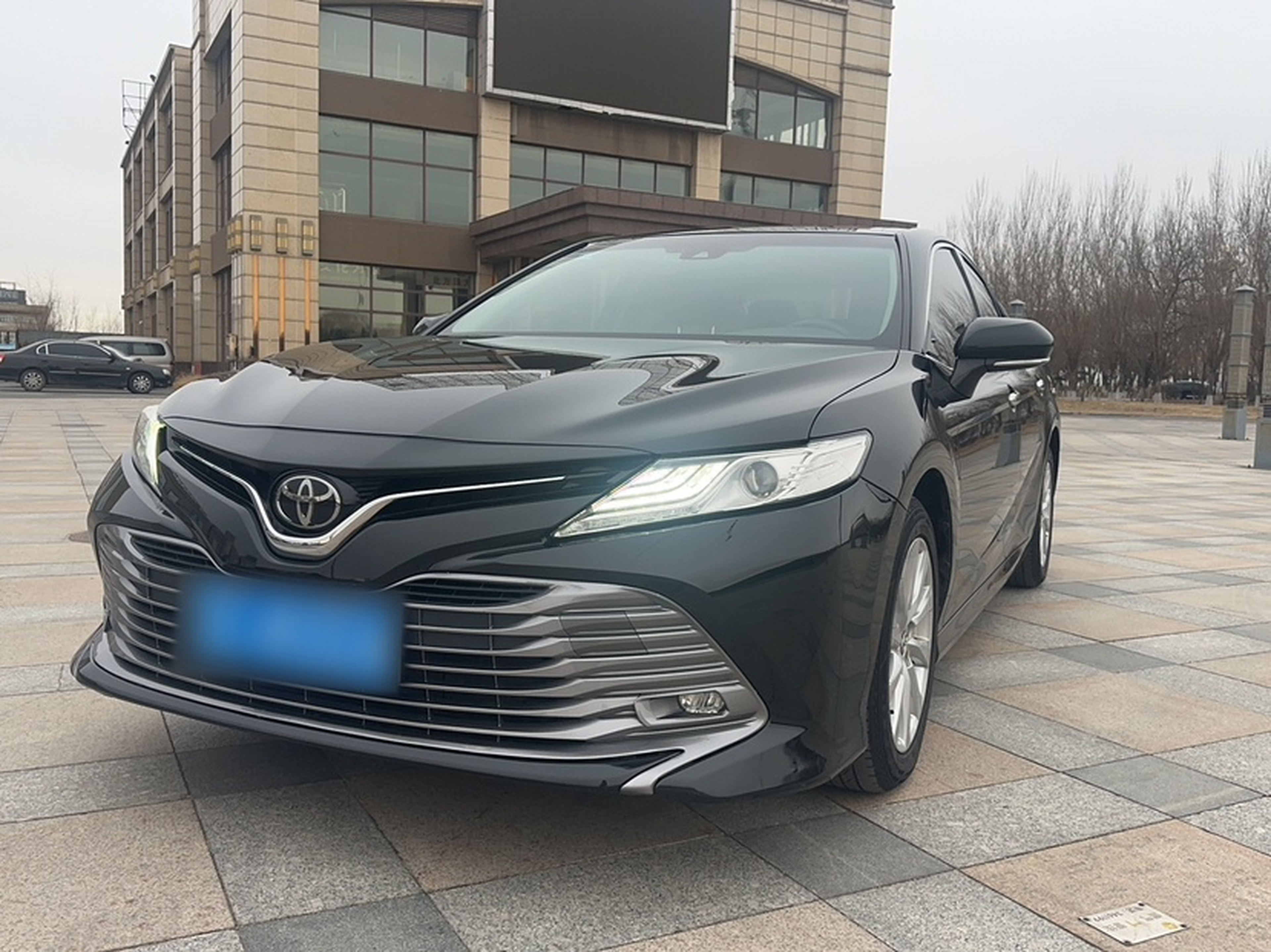 Под передней частью автомобиля