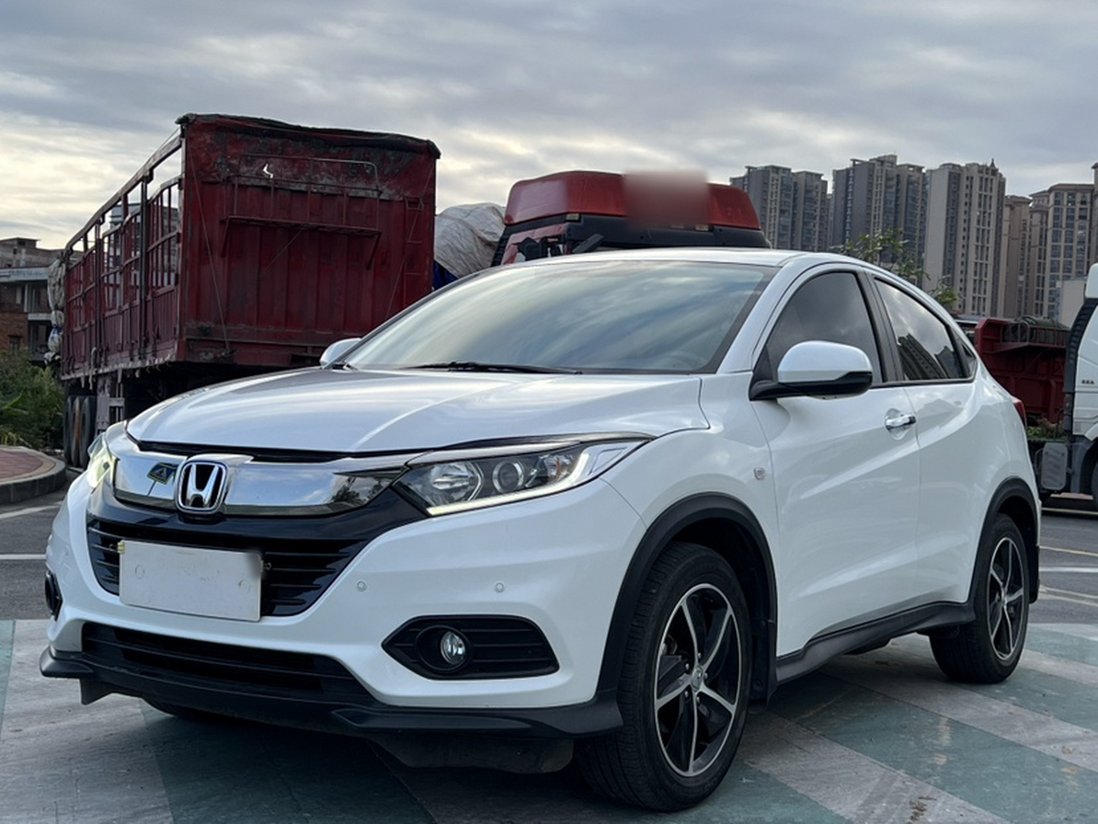 تحت مقدمة السيارة