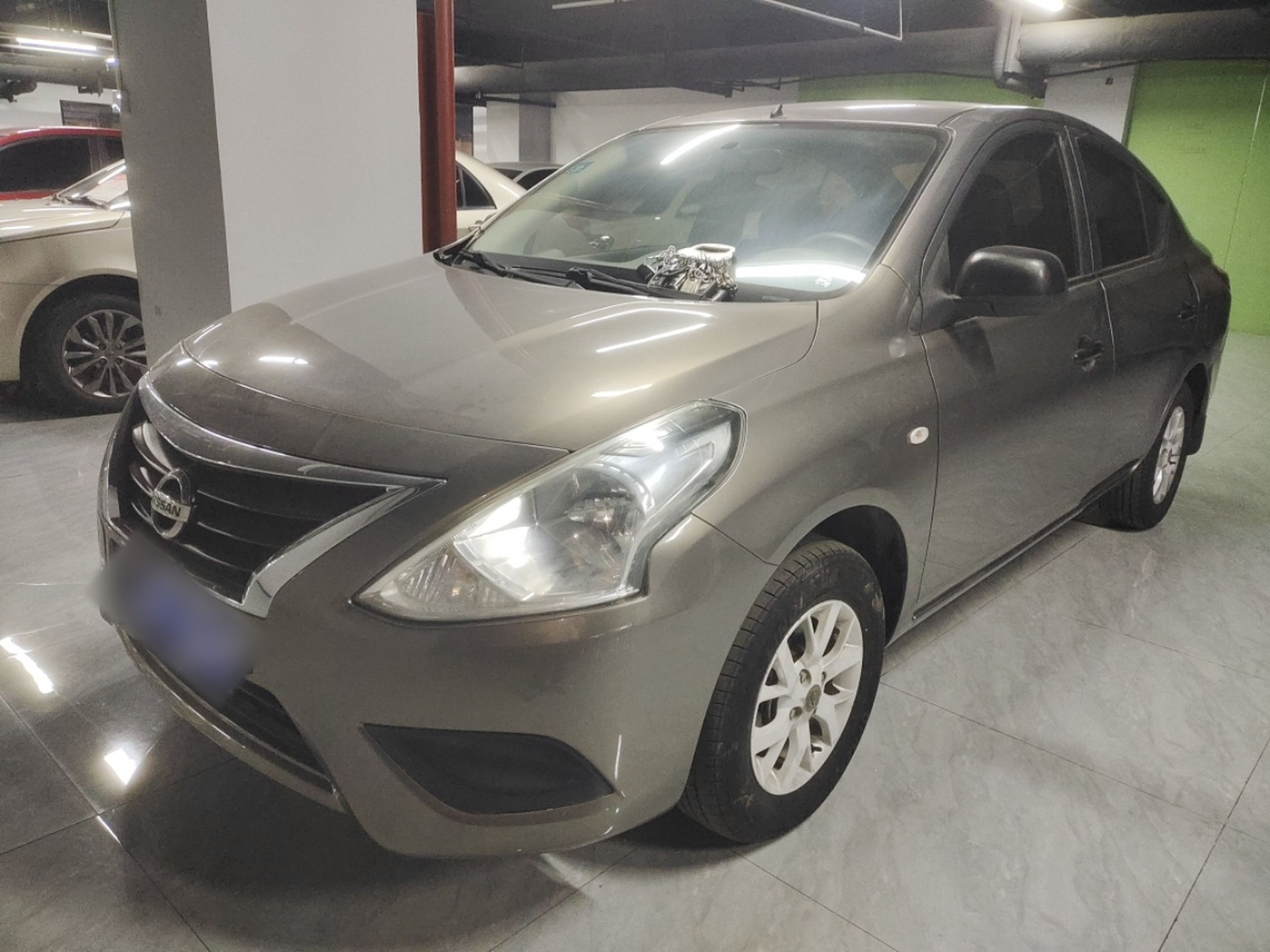 Под передней частью автомобиля