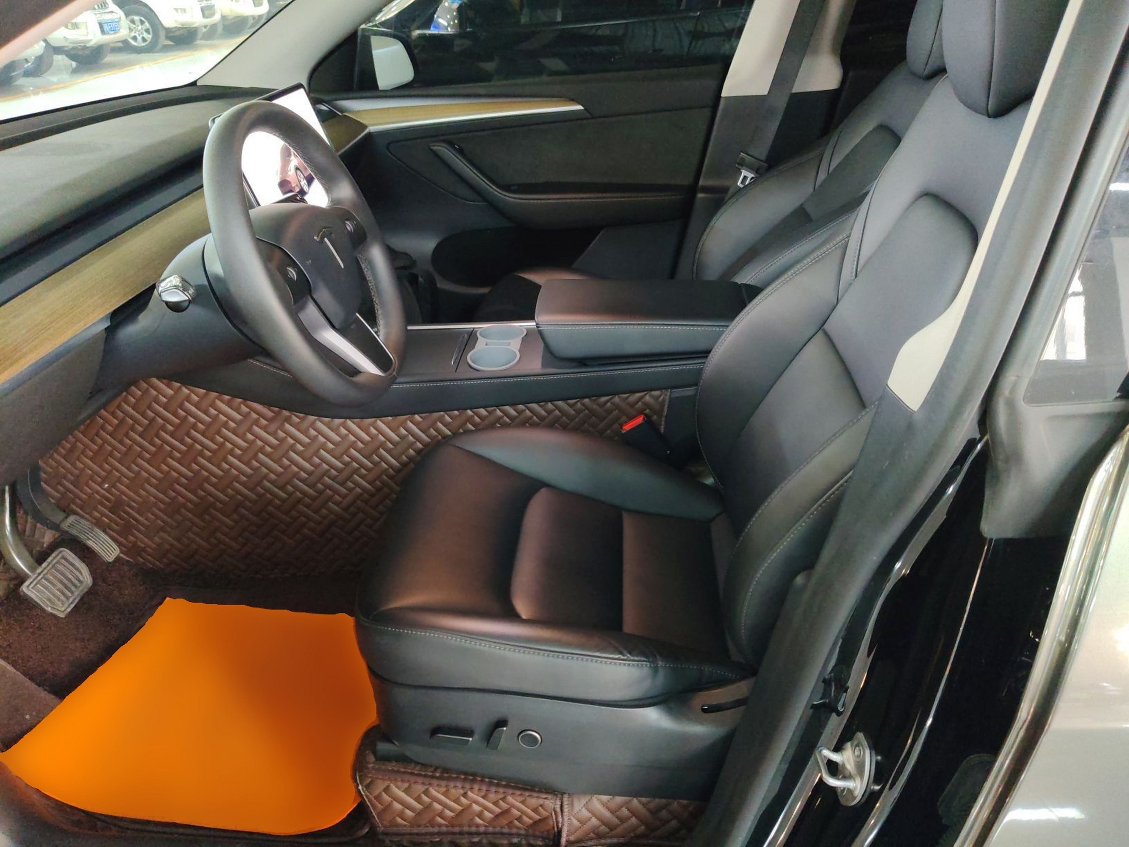 المقاعد الأمامية داخل السيارة