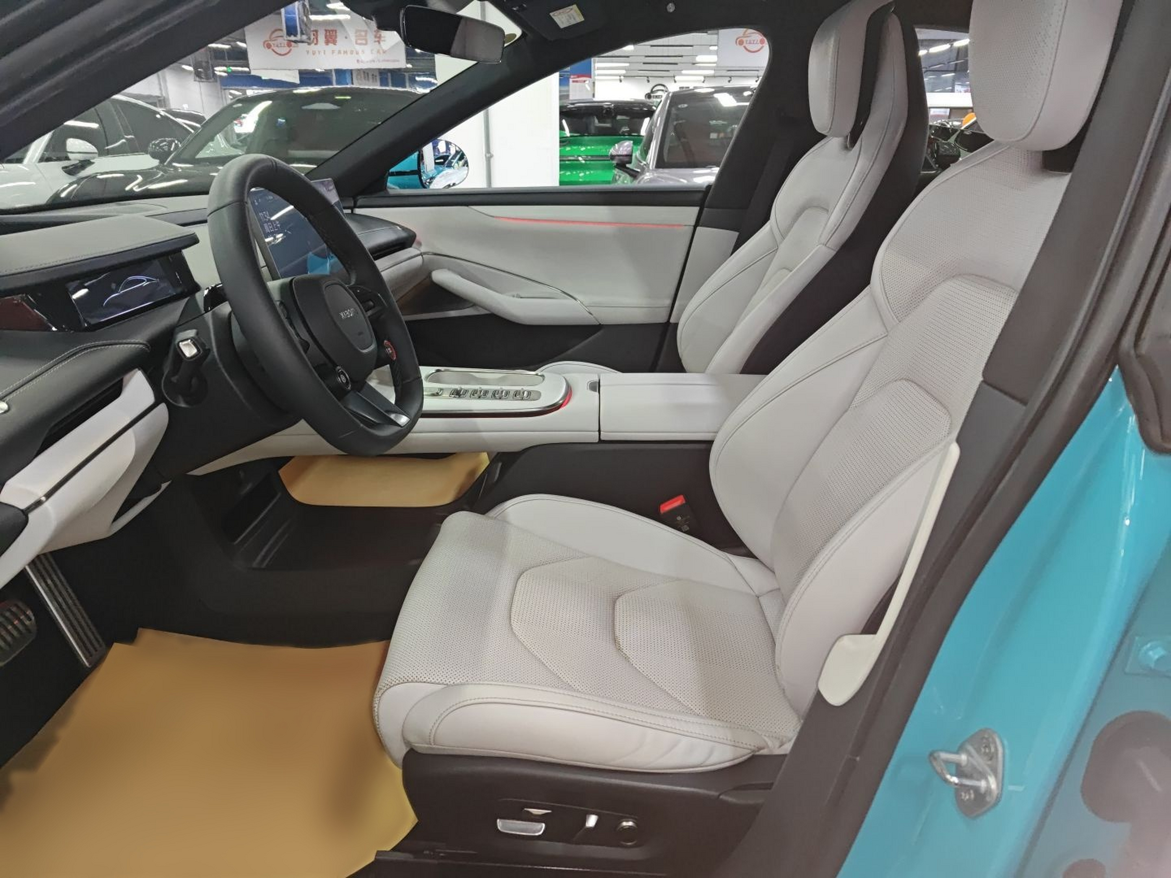 المقاعد الأمامية داخل السيارة